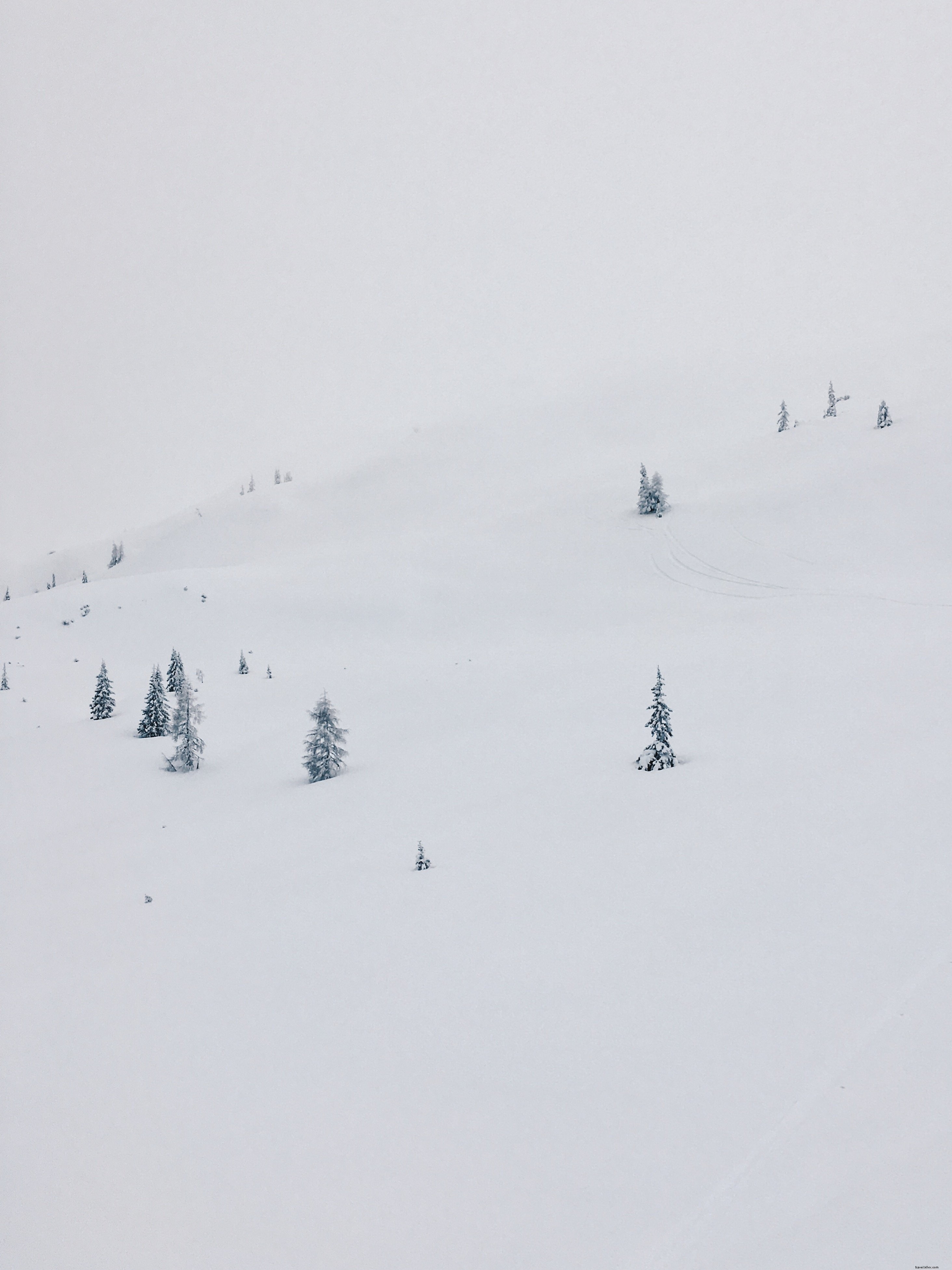 Photo de montagne couverte de neige 