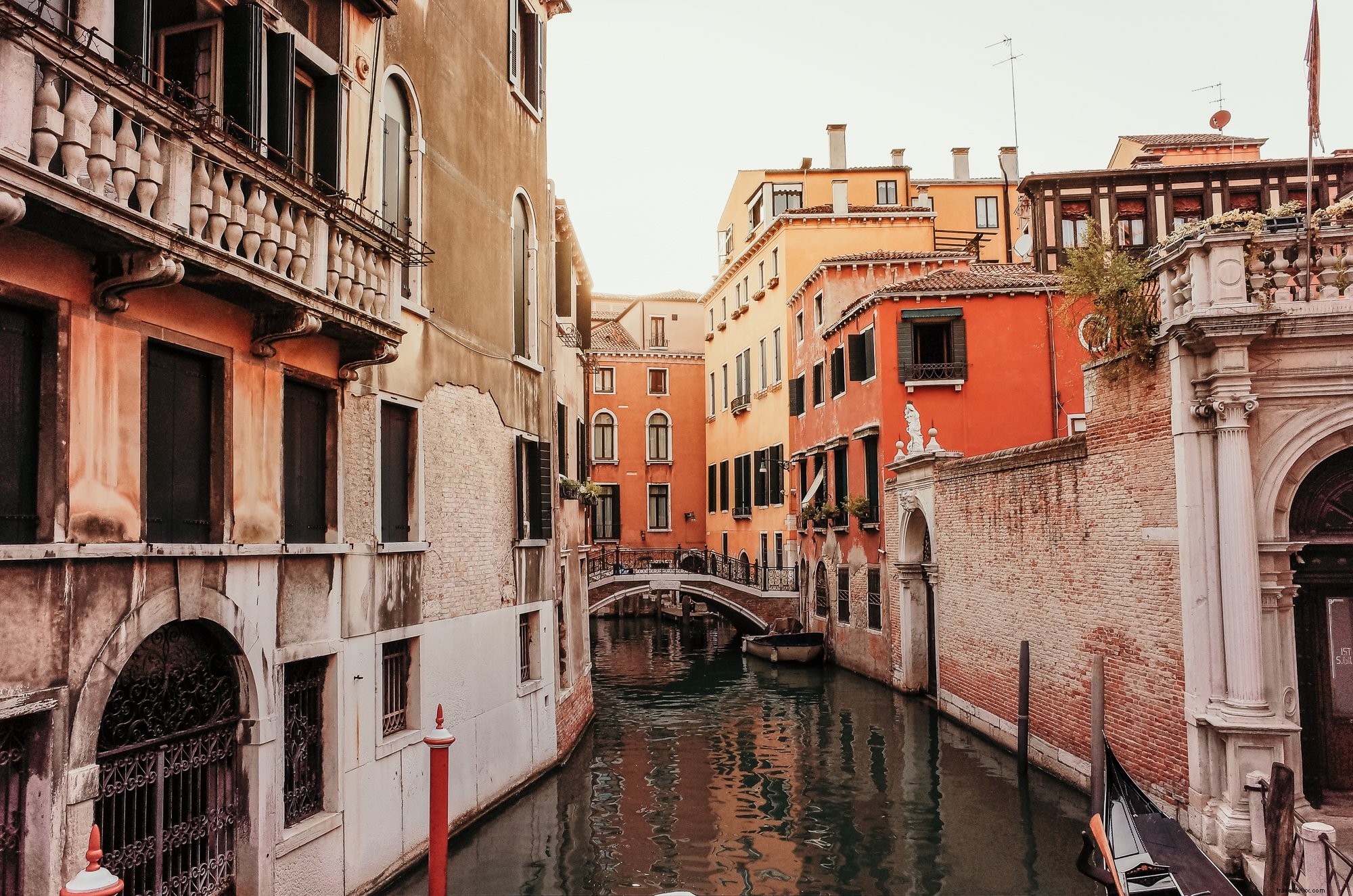 Canal entre edifícios com uma foto de ponte 