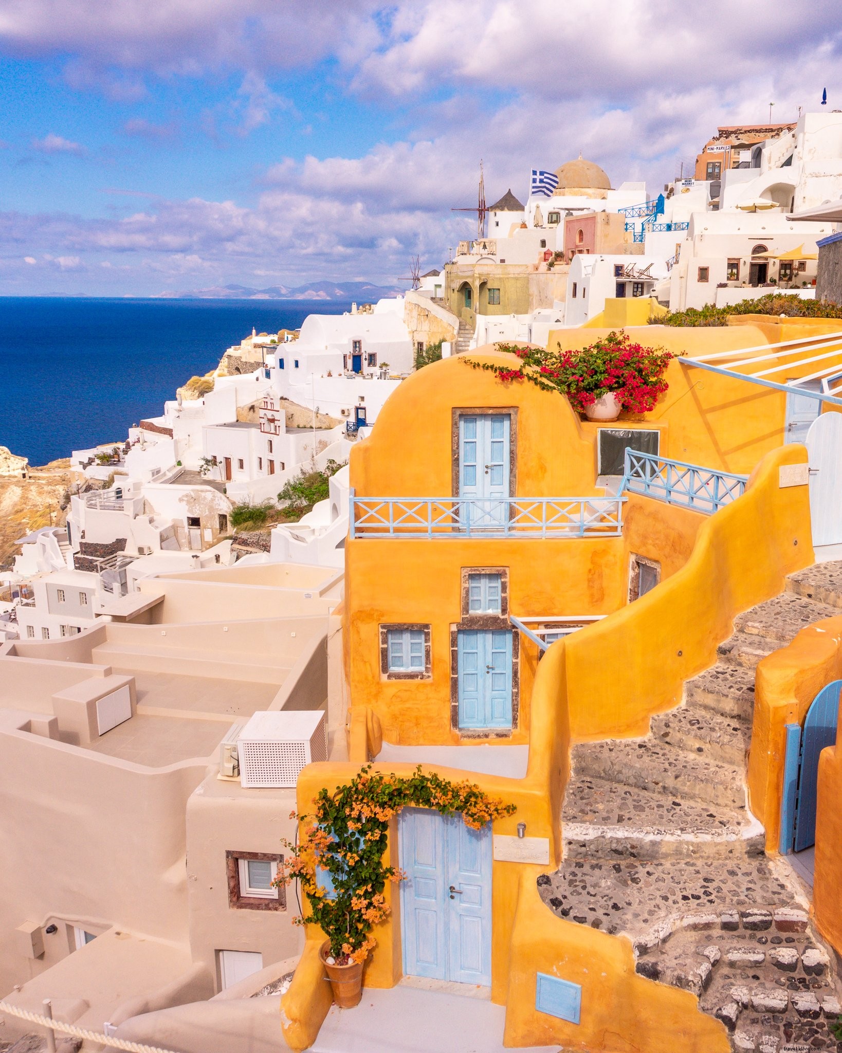 Edificios amarillos rodeados de edificios blancos junto al agua Foto 