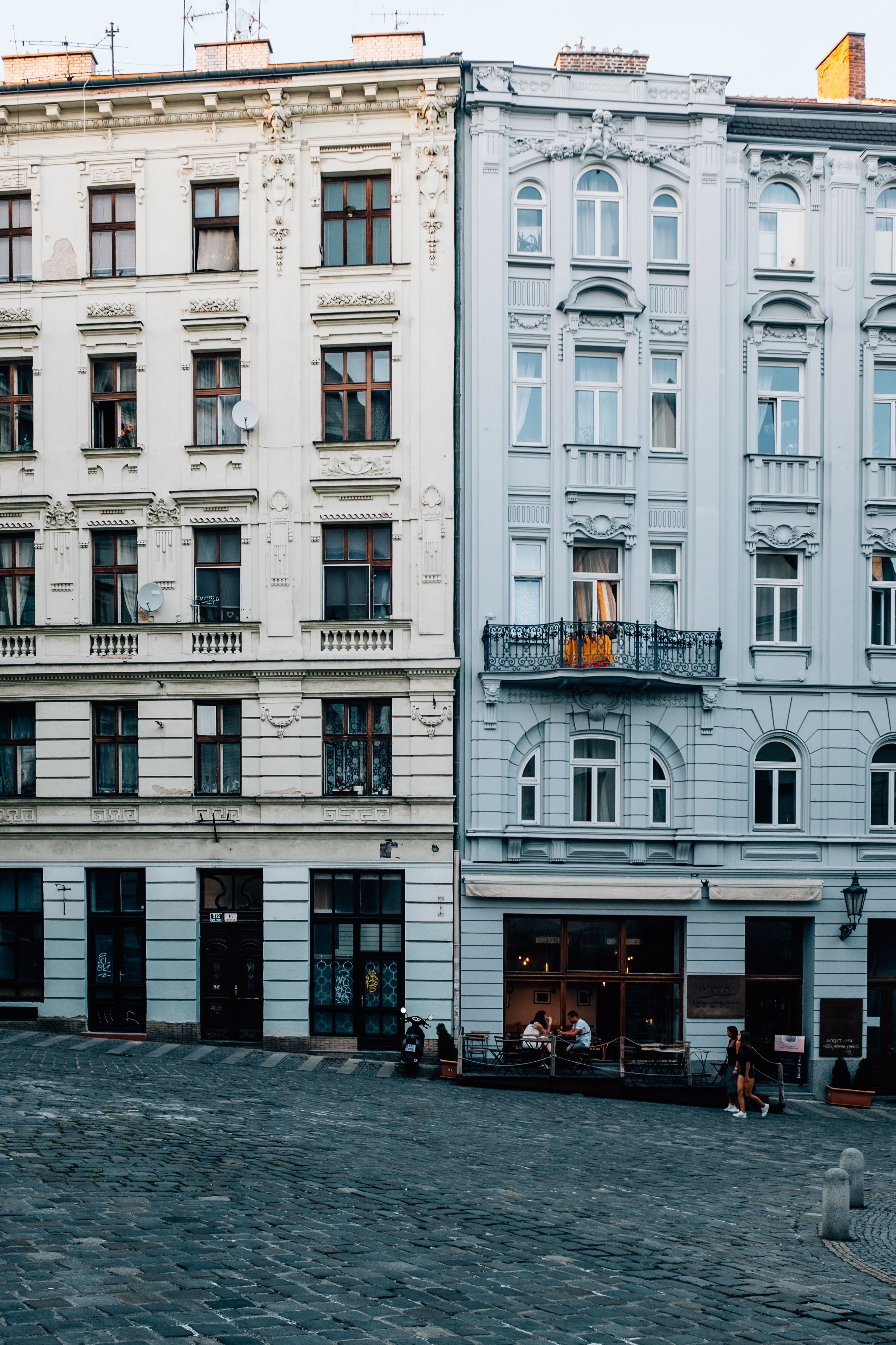 Rua de paralelepípedos com foto de edifícios altos e brancos 