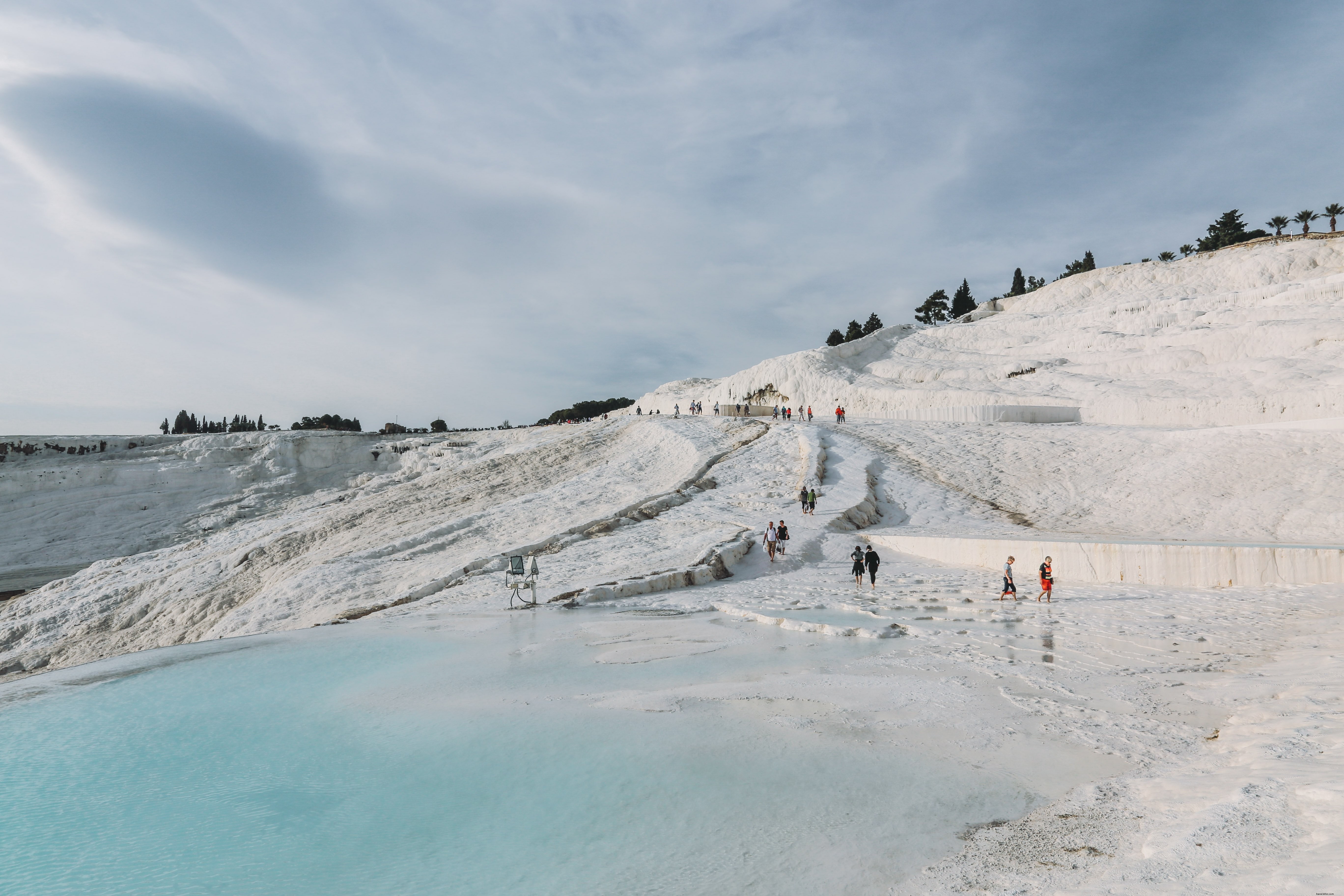 Les visiteurs explorent la photo des piscines thermales 