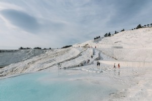 Les visiteurs explorent la photo des piscines thermales 