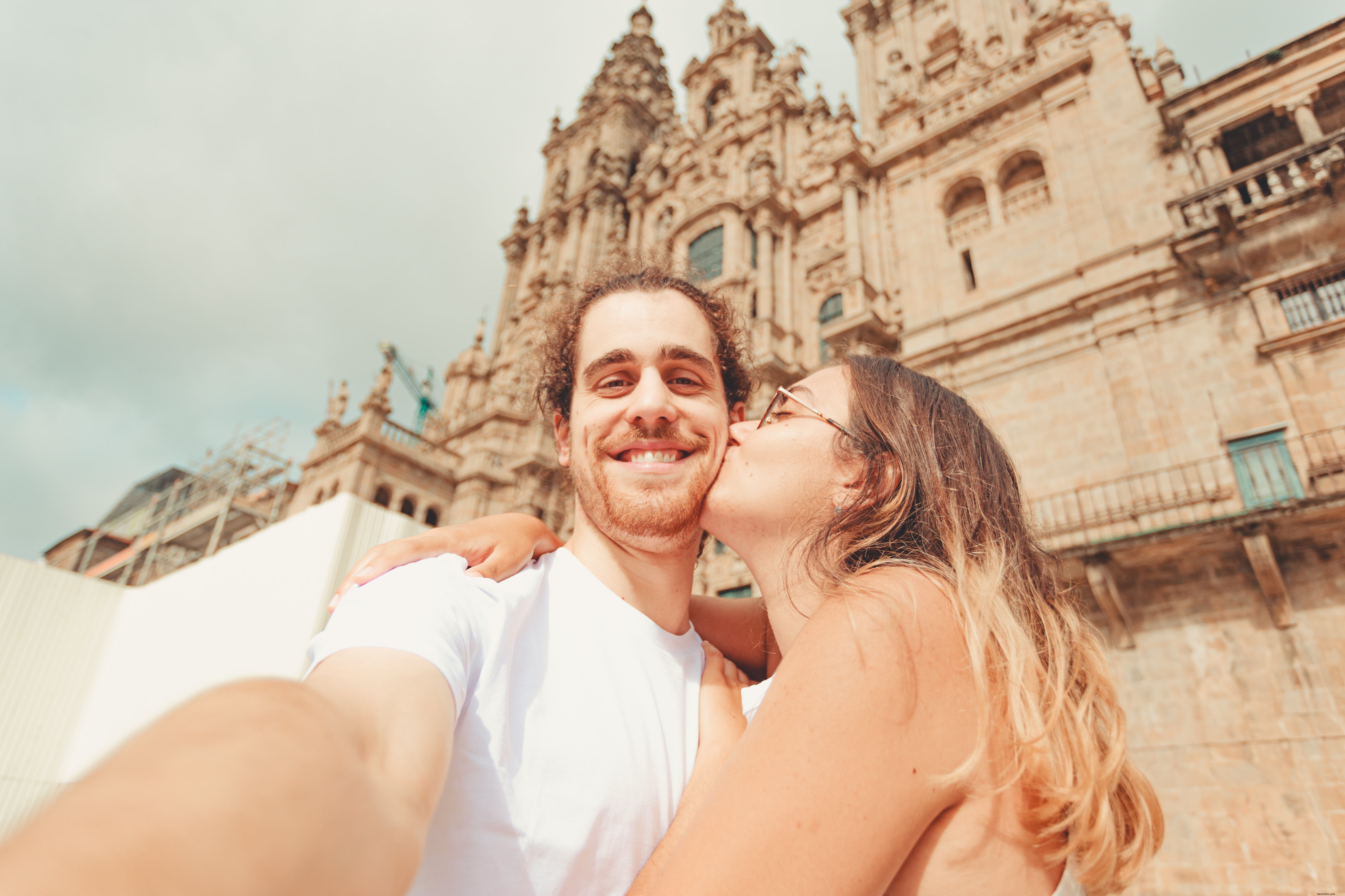 Homem beija na bochecha enquanto tira uma foto de selfie 