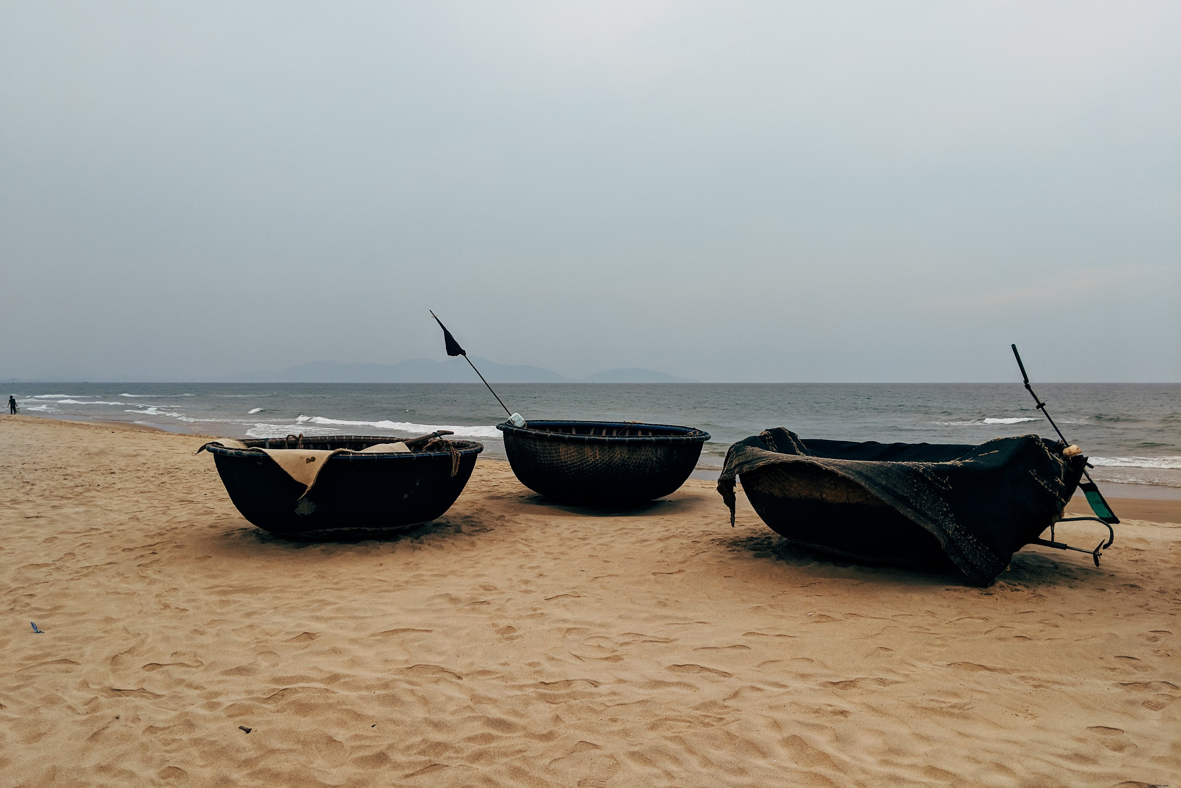 Foto de barcos Coracle en una playa 