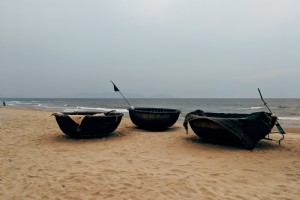 Coracle barche in una spiaggia foto 