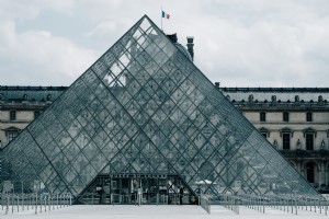 Foto da pirâmide de vidro da entrada do Louvre 