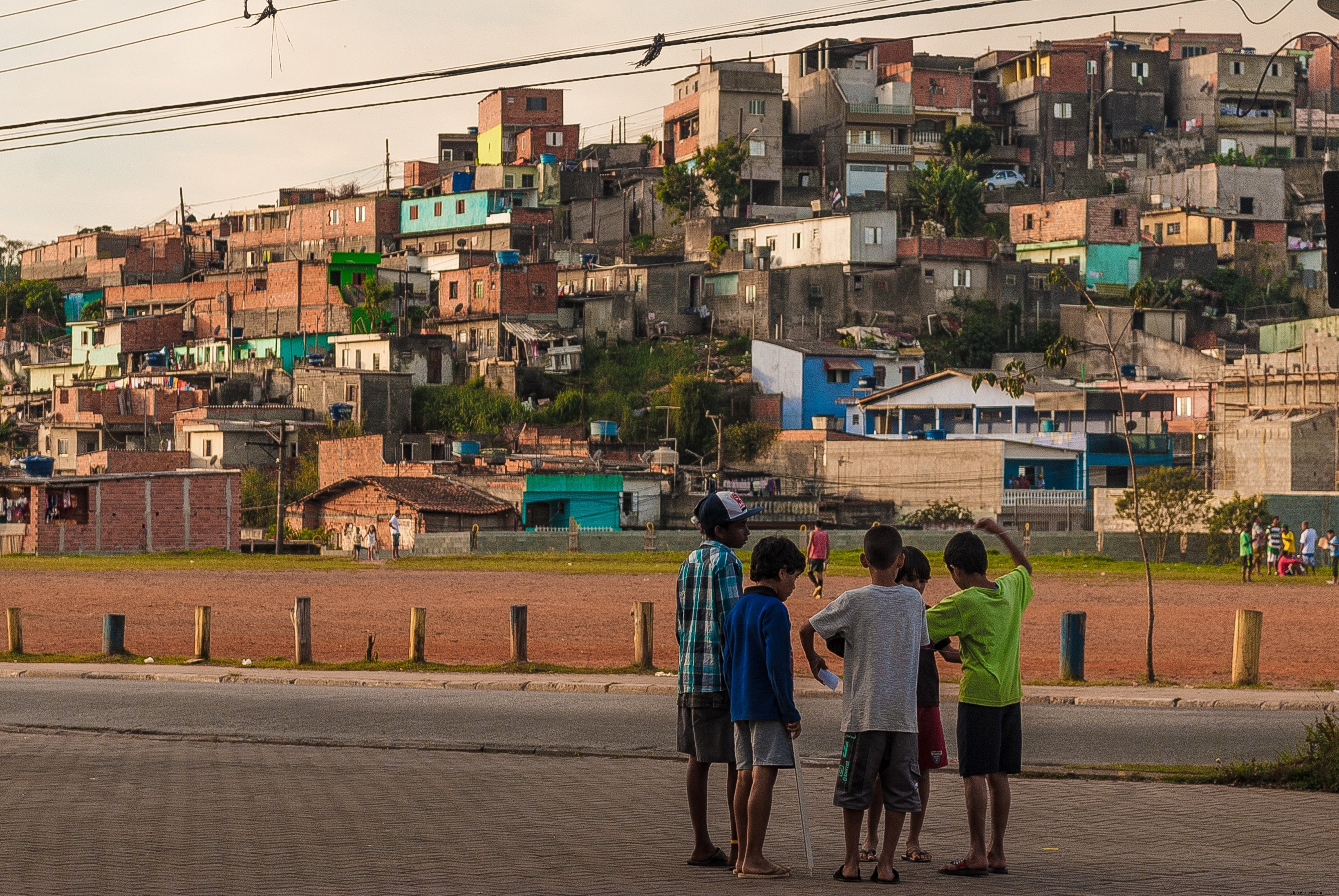 Lima Anak Berdiri Dalam Lingkaran Foto 