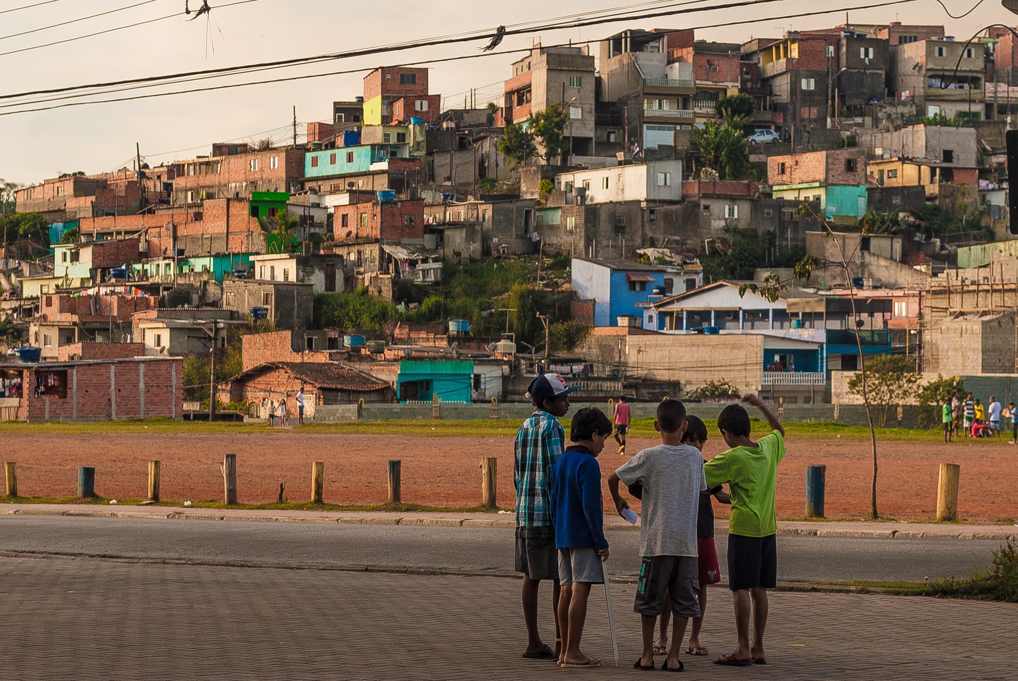 Foto de cinco crianças em um círculo 