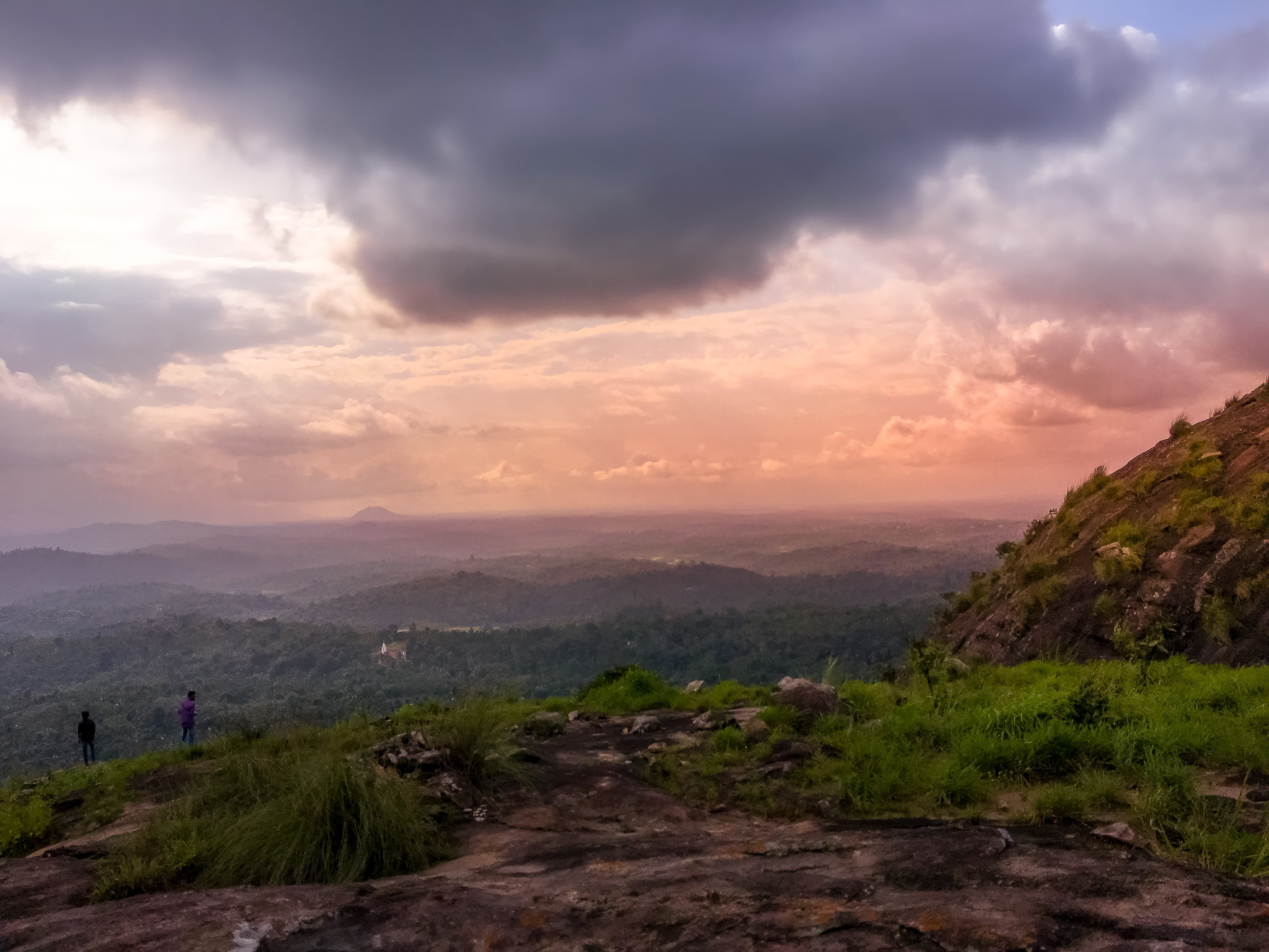 Las nubes púrpuras dominan la foto del horizonte 