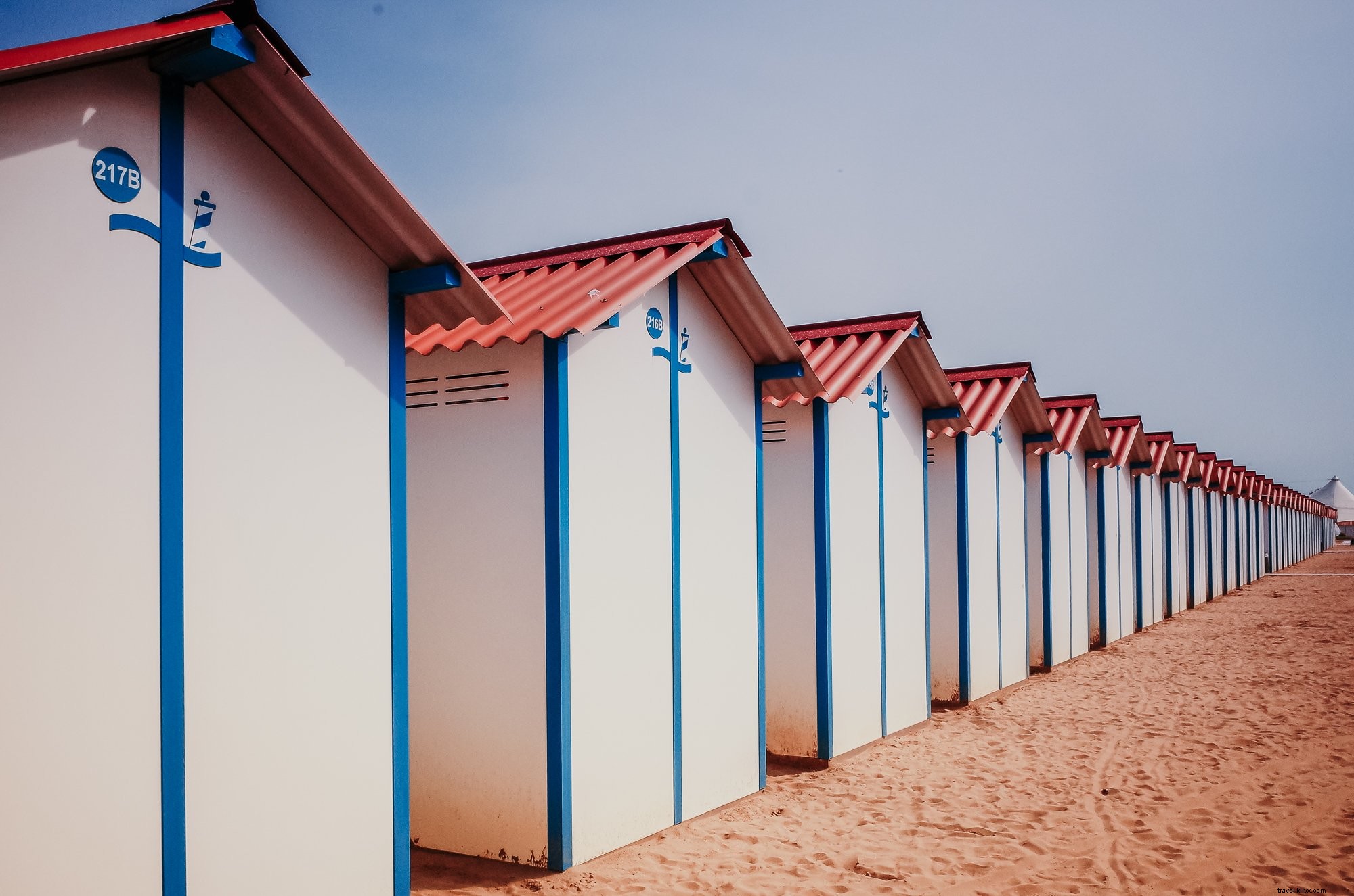 Foto de edifícios brancos com telhados vermelhos 