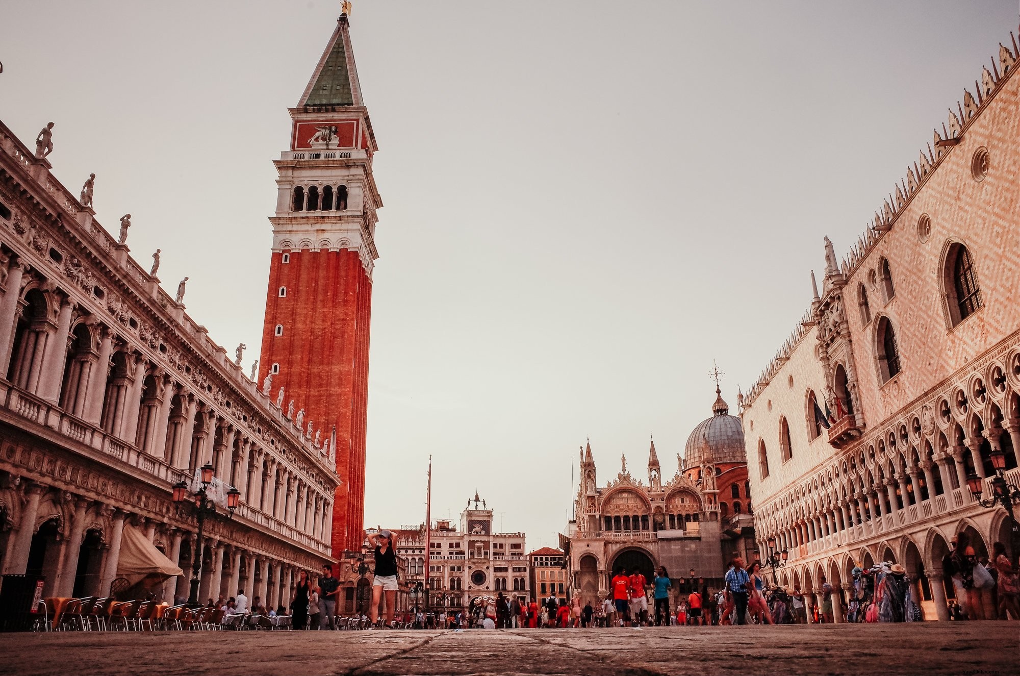 Piazza della città aperta con persone che camminano in giro Photo 