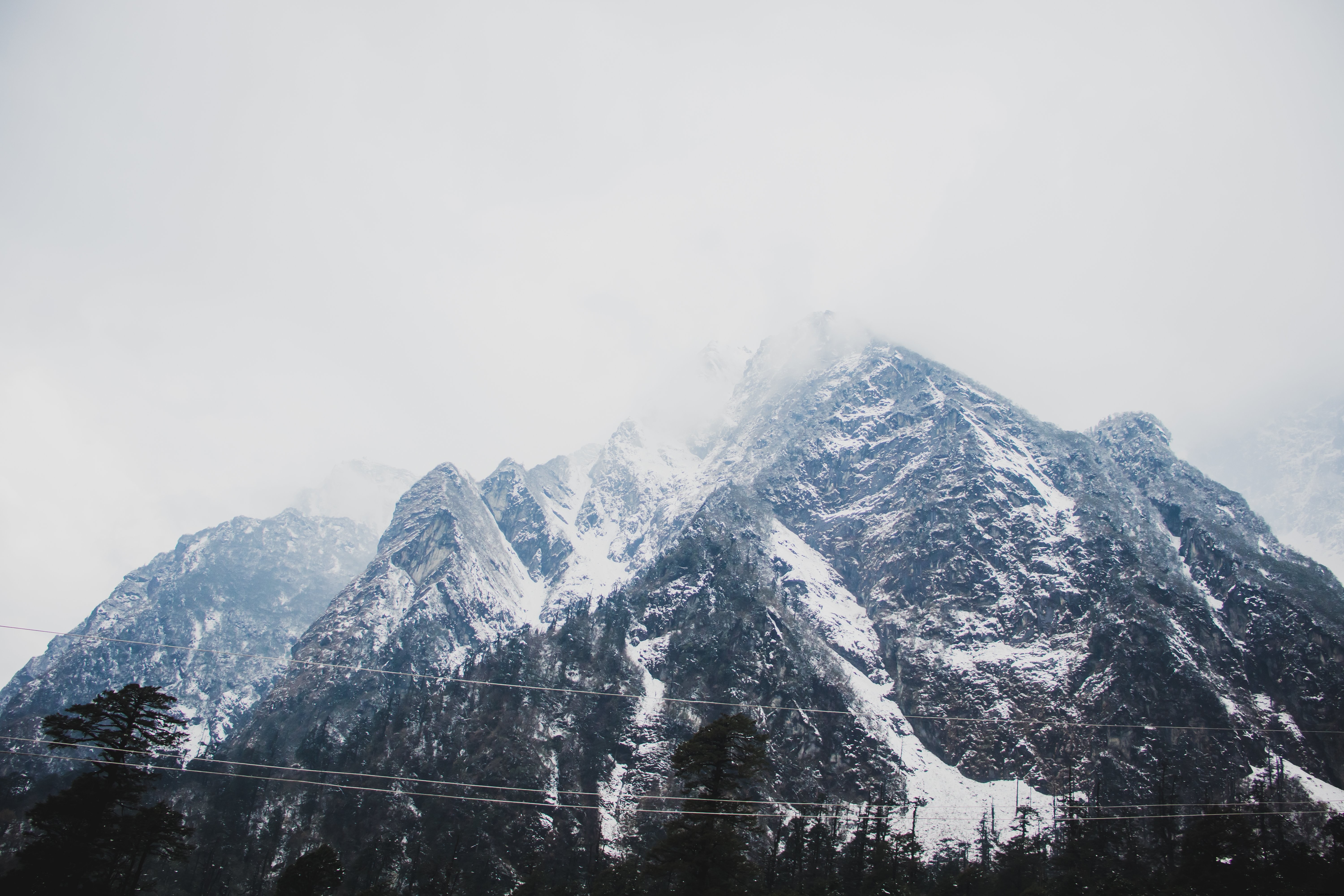 Montagnes enneigées couvertes de nuages ​​Photo 