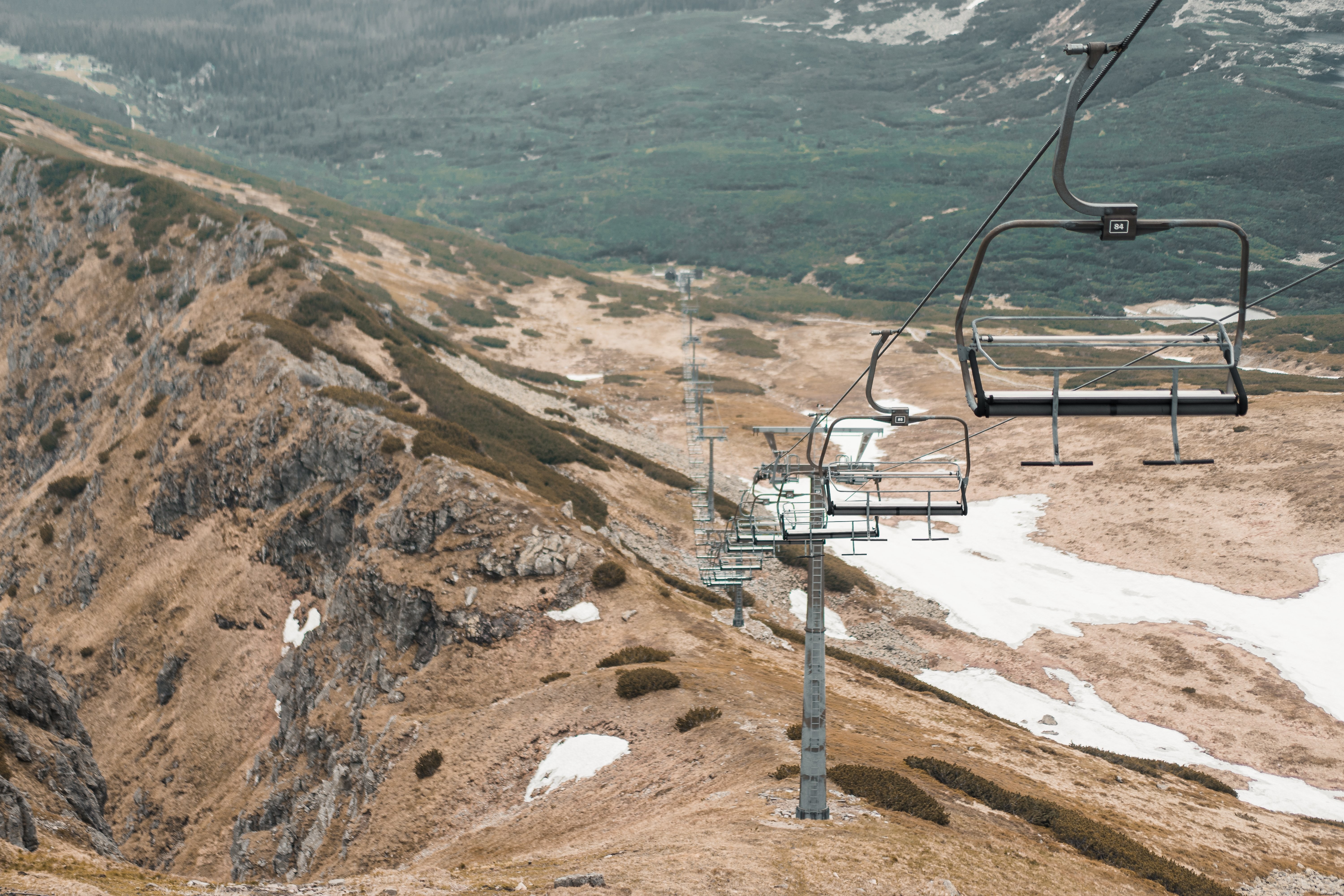 Seggiovia sopra la collina con macchie di neve foto 