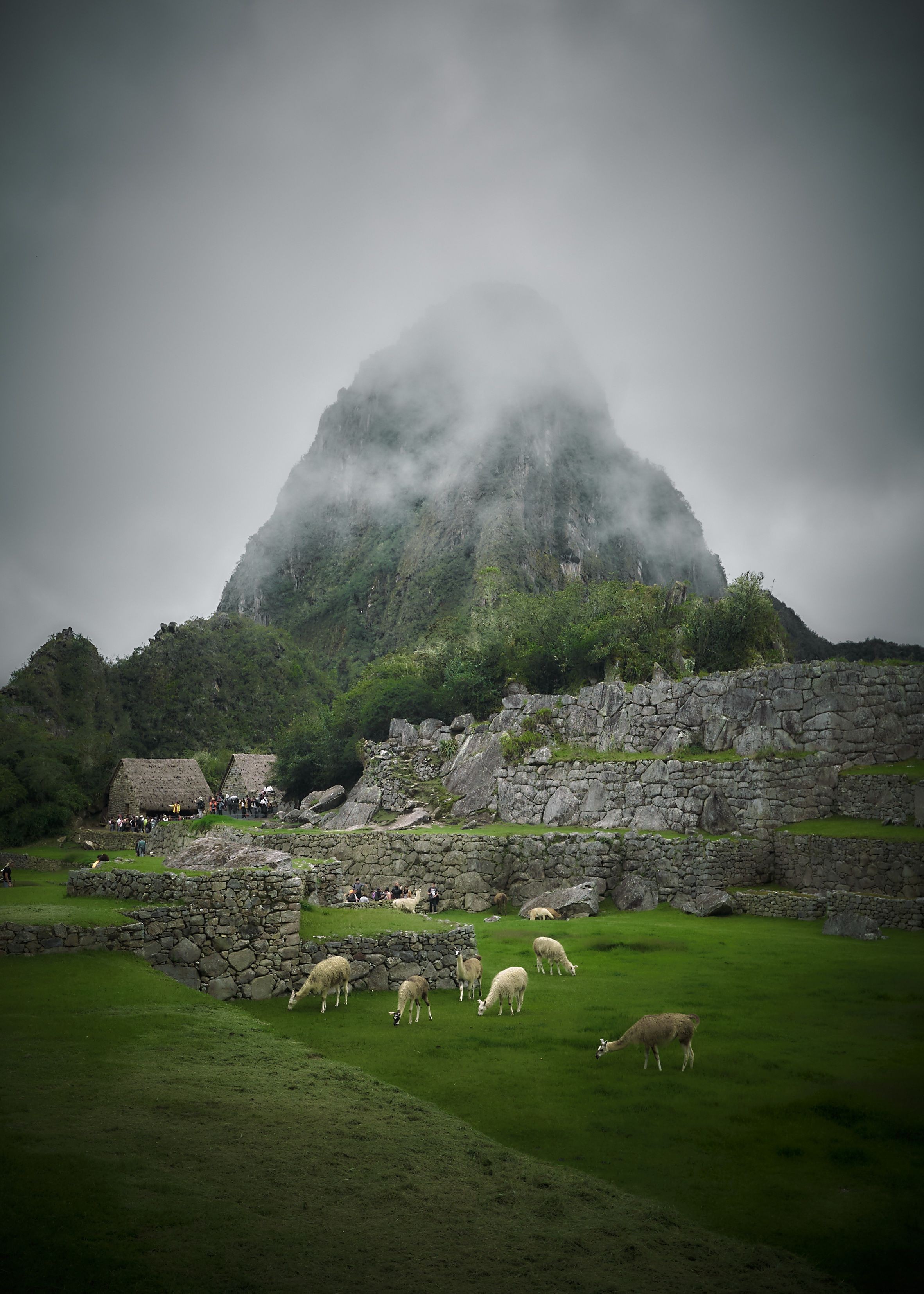 De lourds nuages ​​roulent sur la photo de montagne 