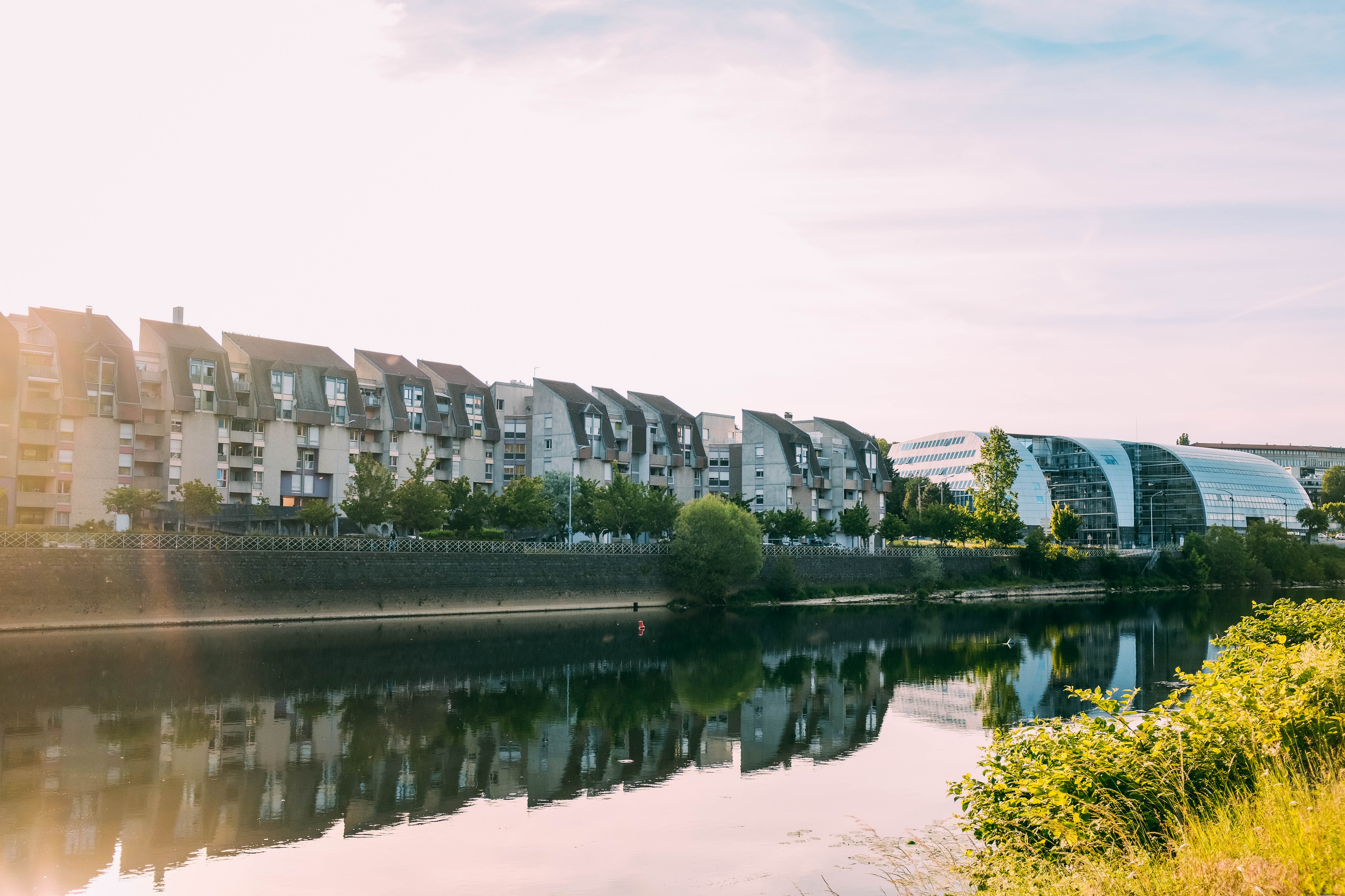 Belles maisons mitoyennes au bord de la rivière Photo 