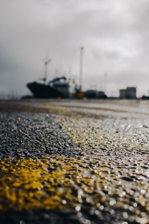 Foto de pintura amarilla sobre asfalto húmedo 