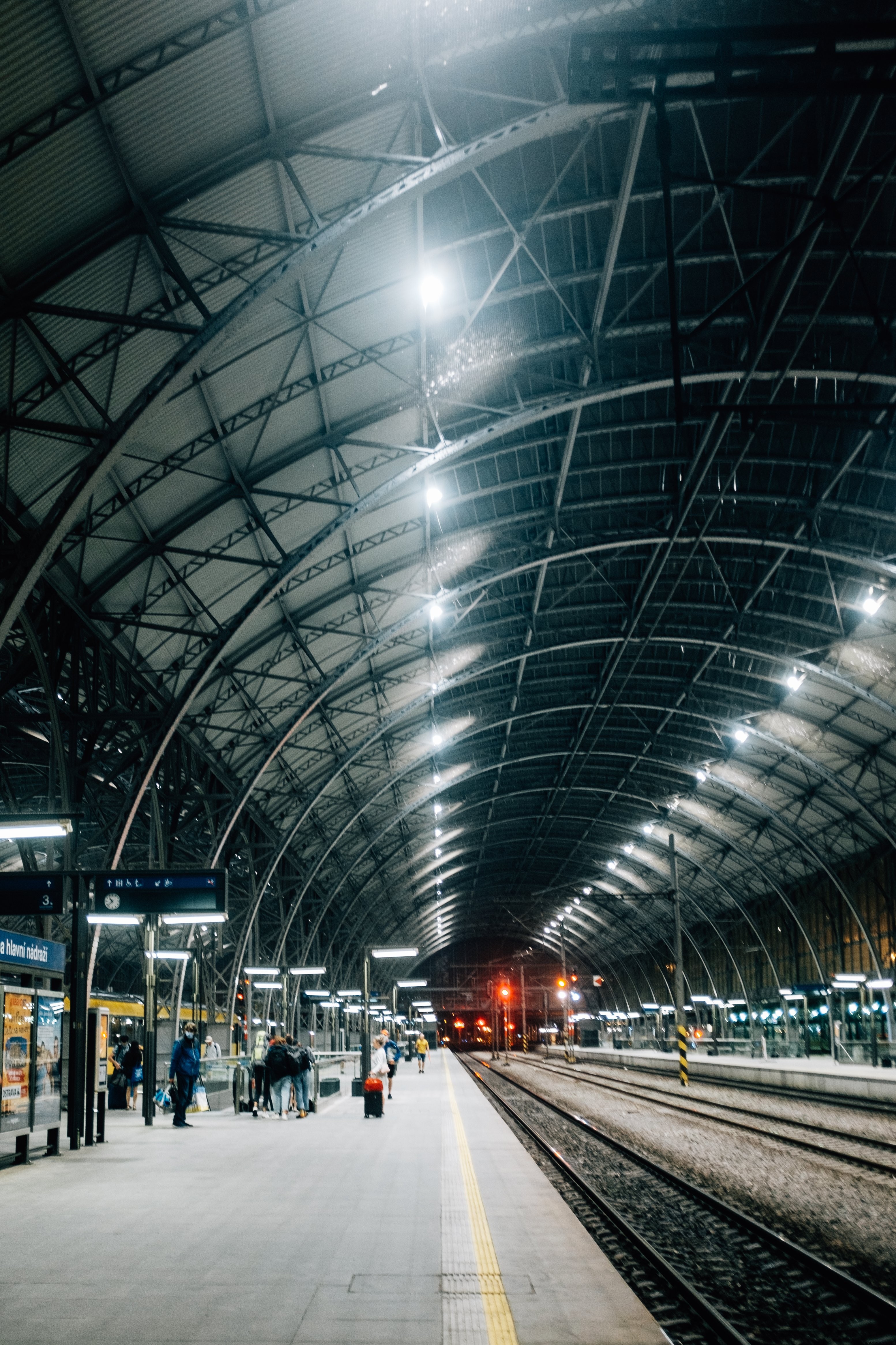 Foto Stasiun Kereta Melingkar yang Tenang 