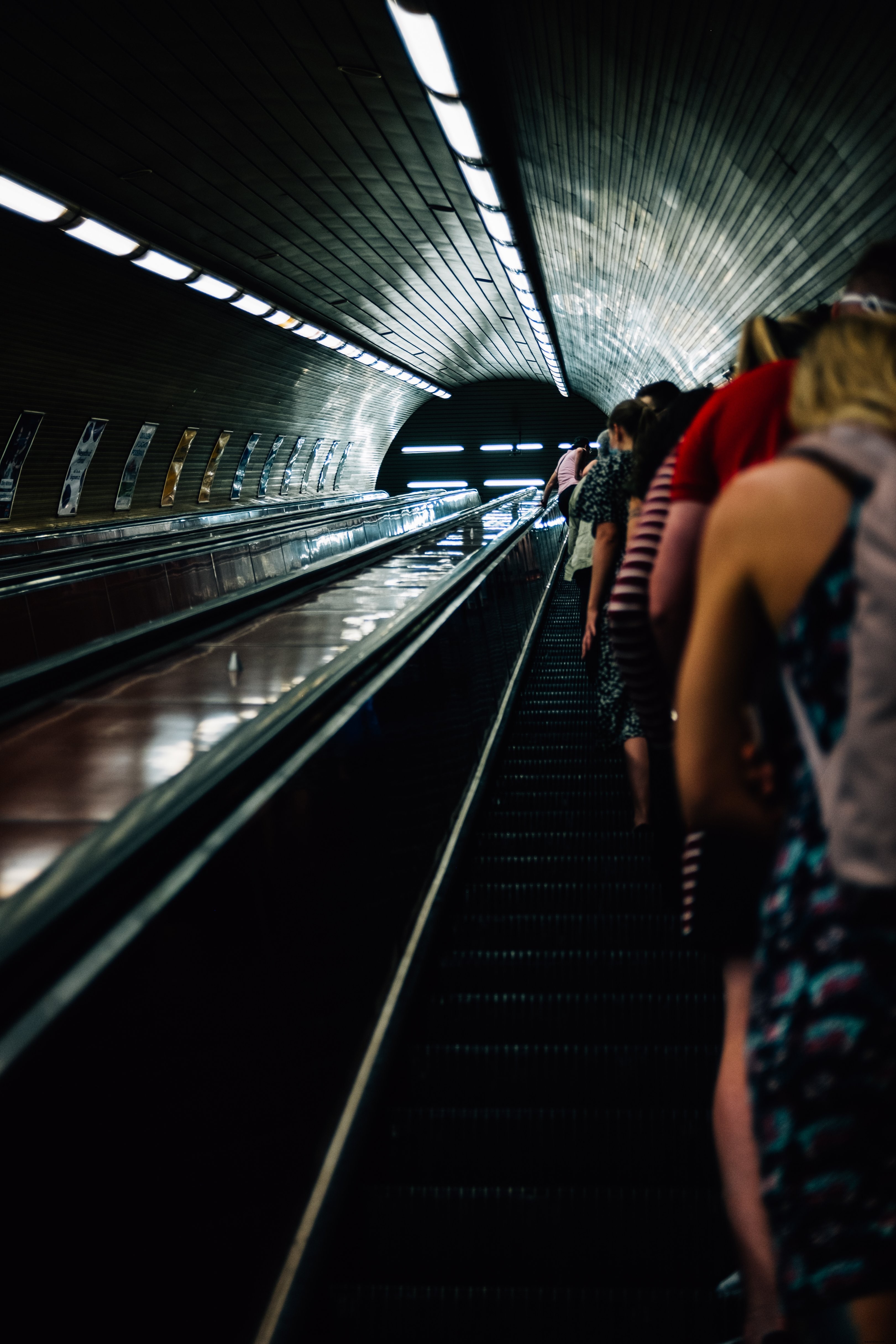 Les gens prennent une photo d escalator 