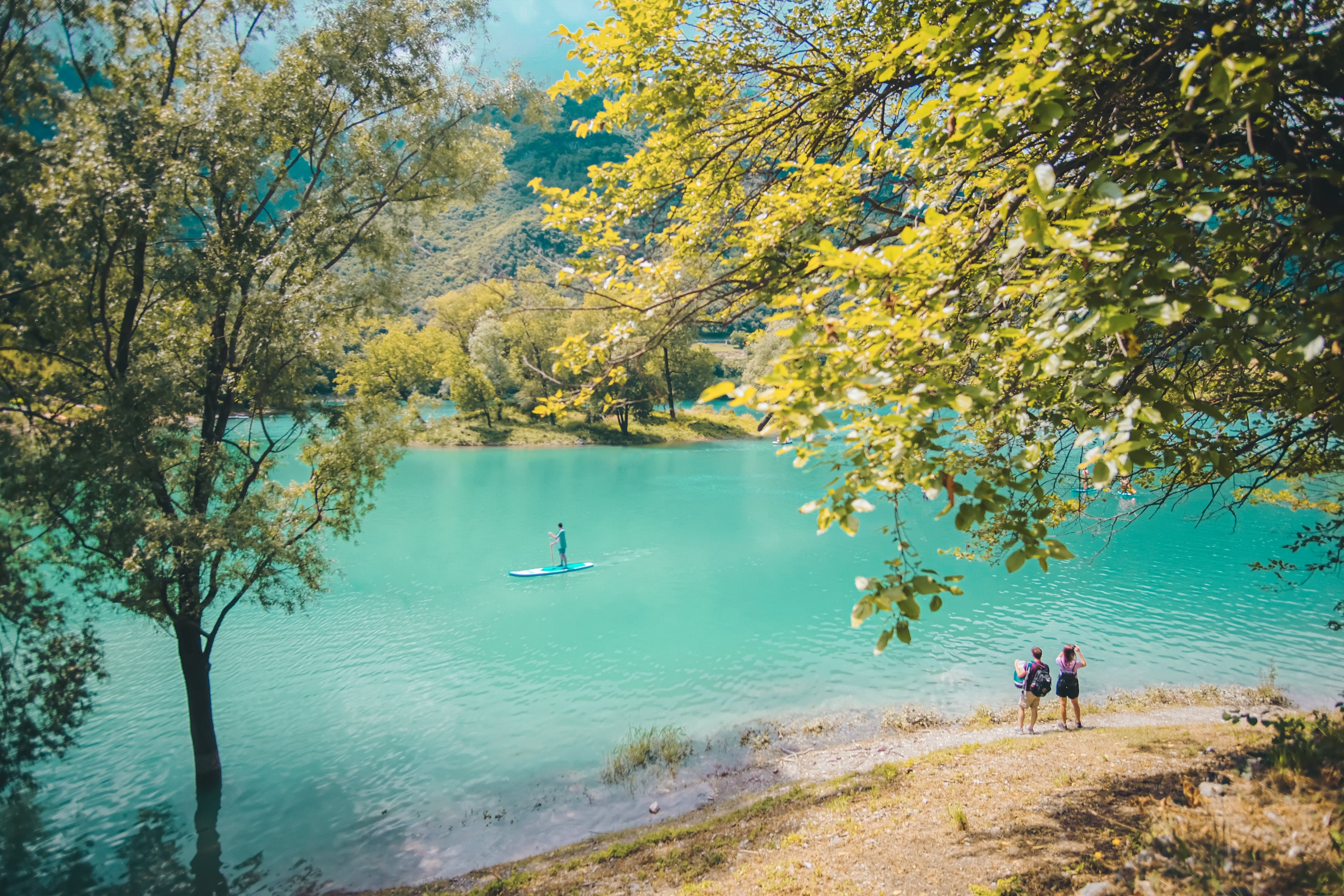 Sungai Biru Aqua Dikelilingi Pepohonan Foto 