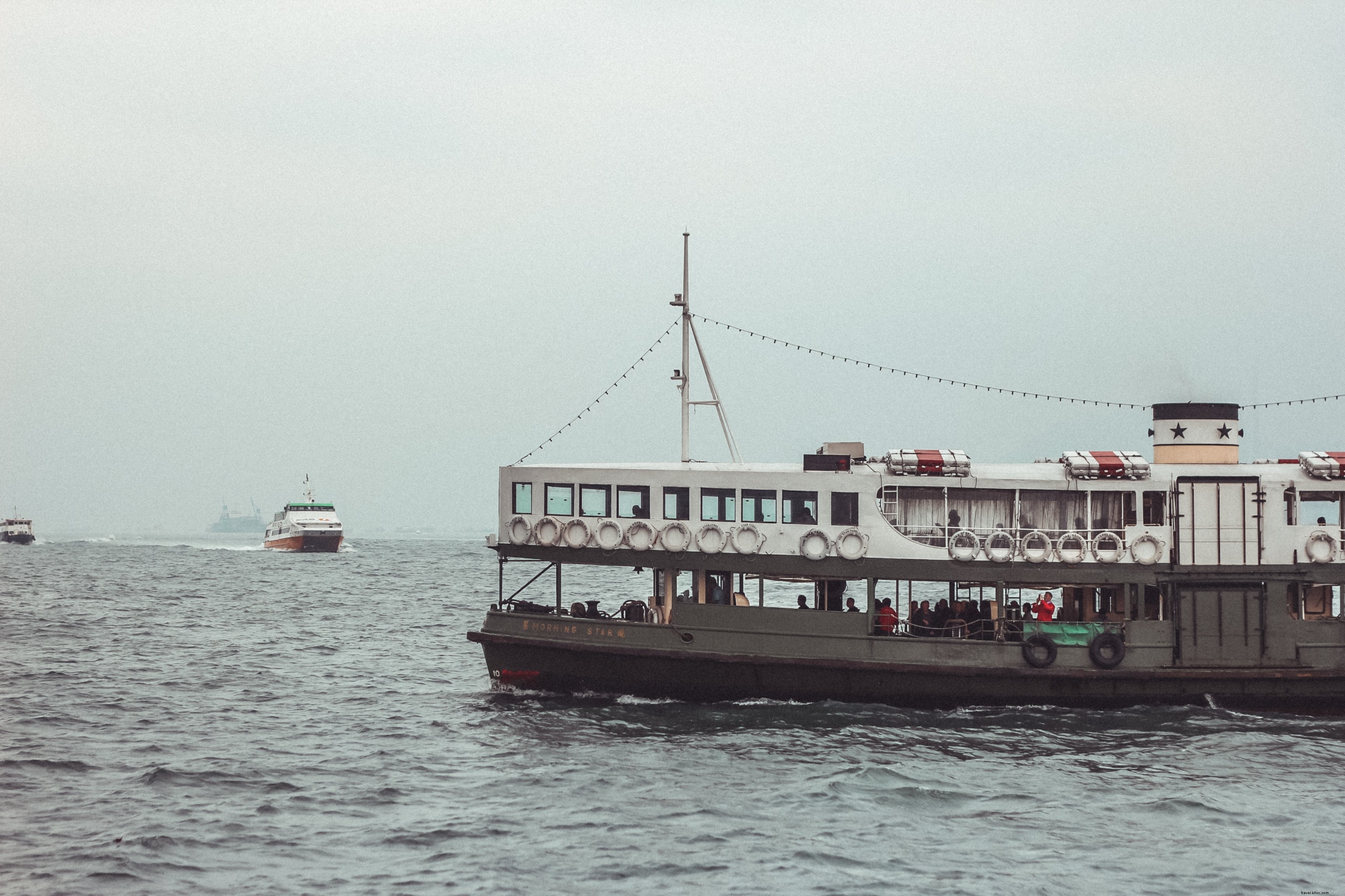 Ferry sur l eau agitée Photo 