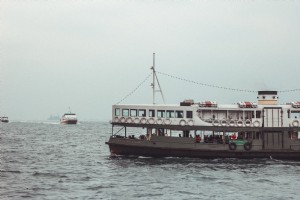 Ferry sur l eau agitée Photo 