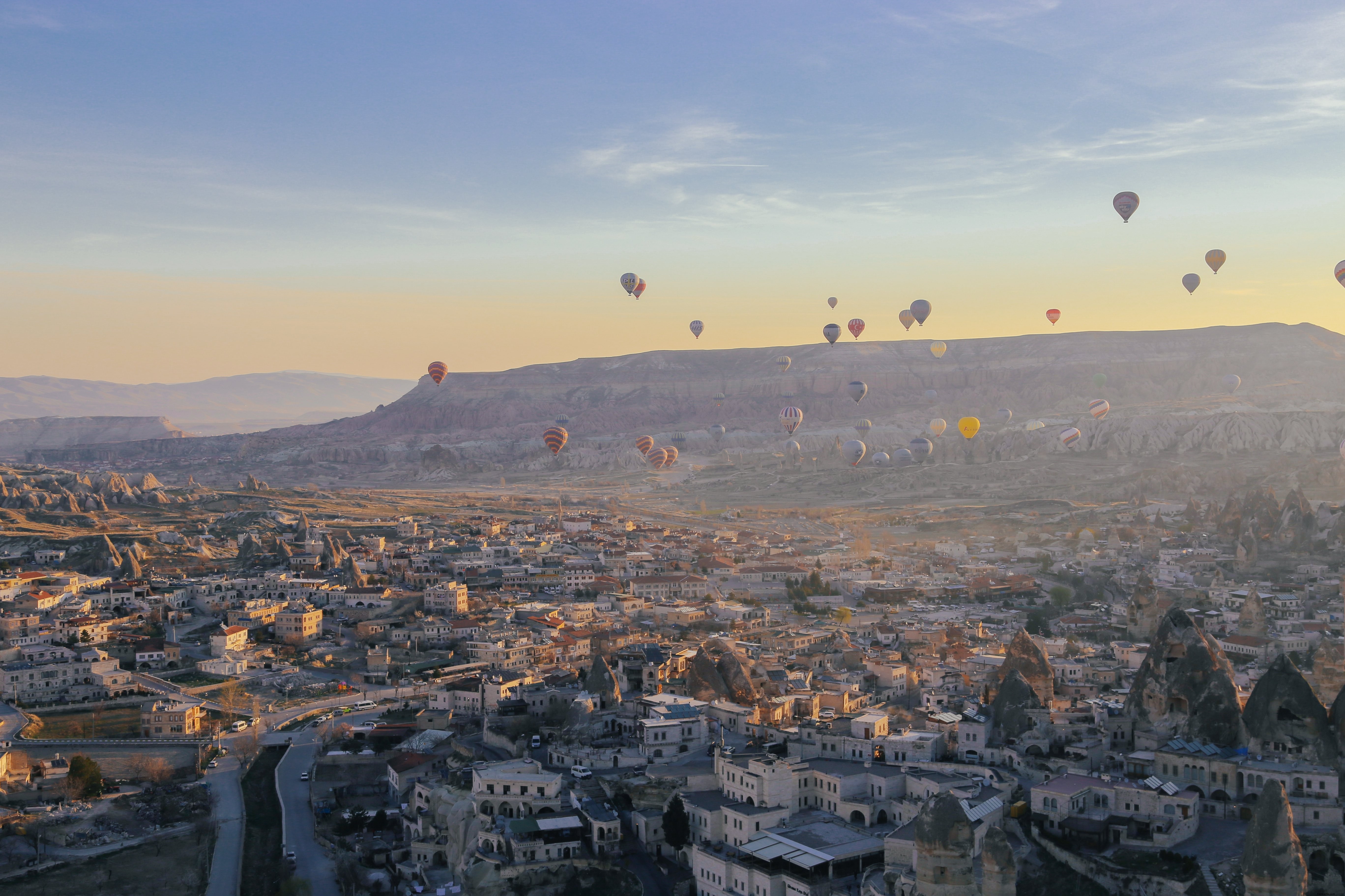 Balon Udara Panas Melayang Di Langit Foto 