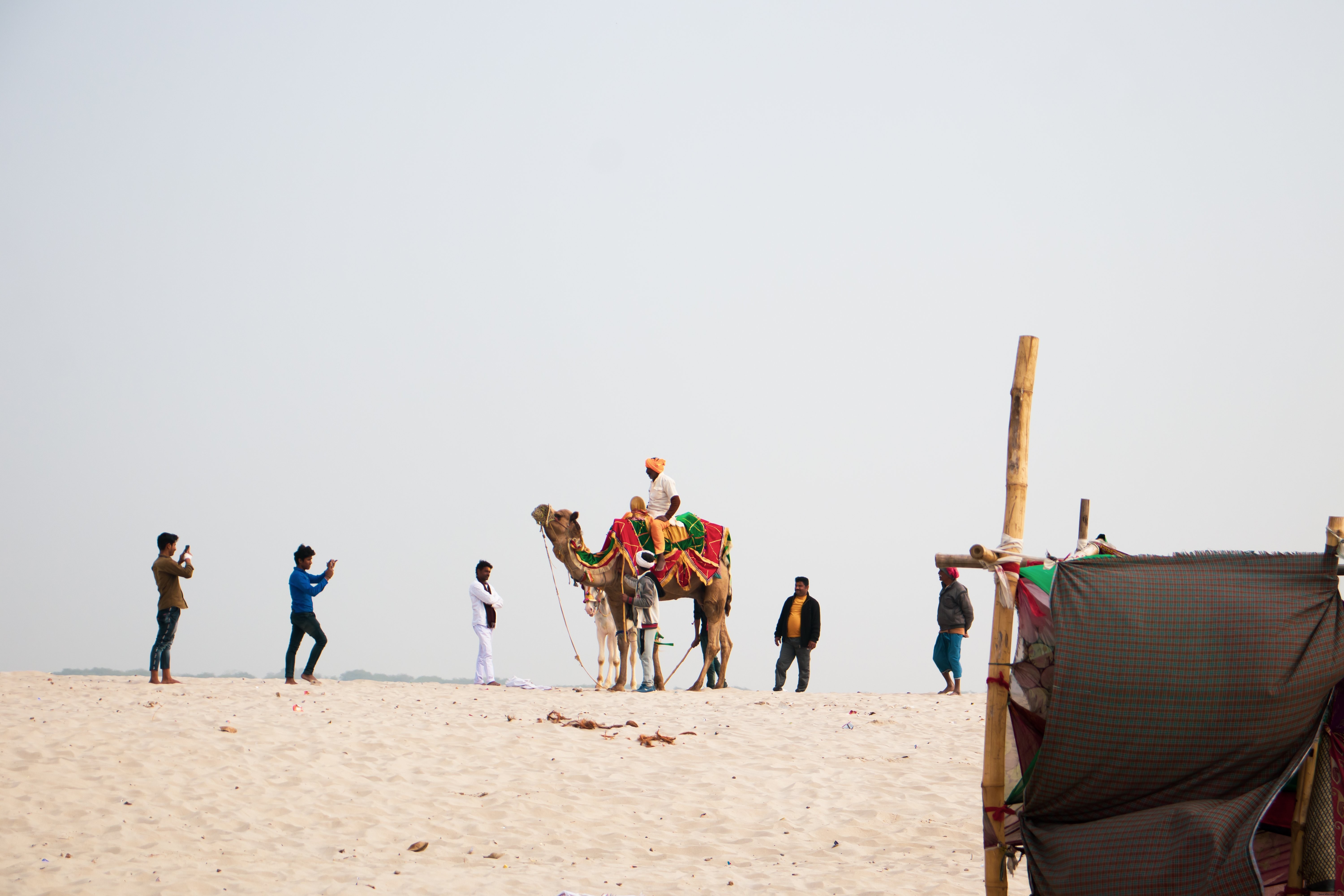 Persone che scattano le loro foto nel deserto Photo 