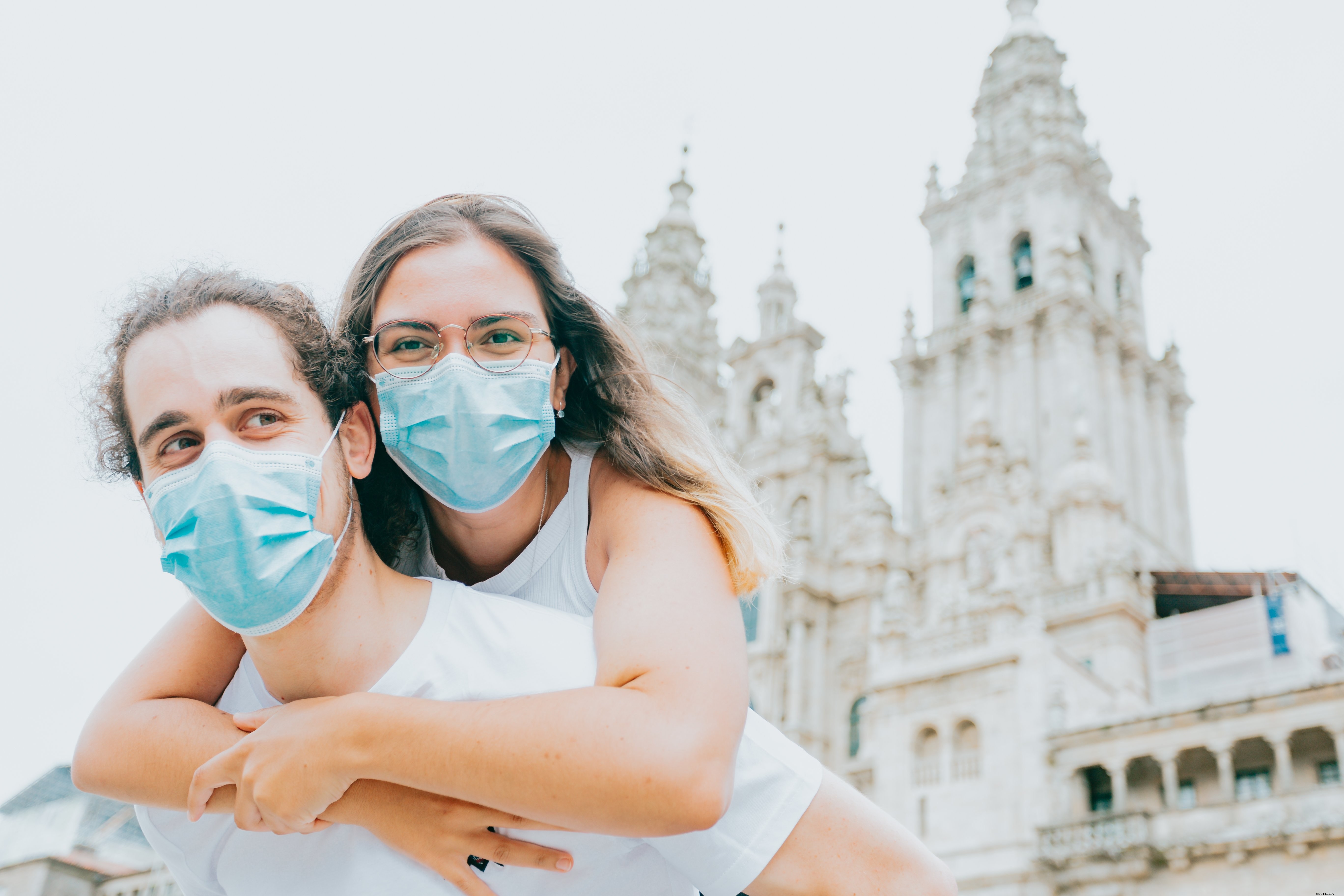 Femme embrasse l homme tout en portant un masque bleu Photo 