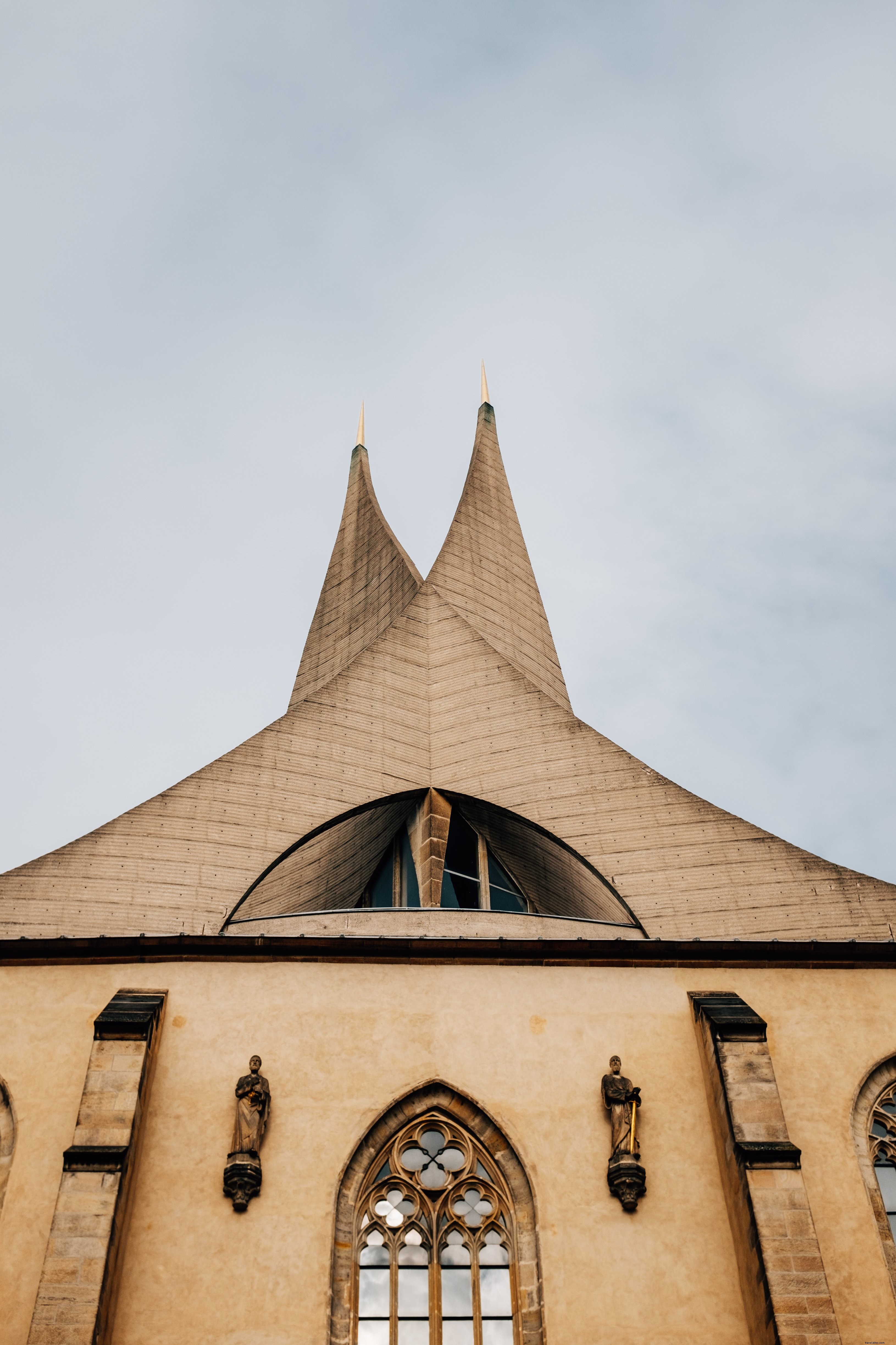 Foto de topo de uma igreja pontiaguda 