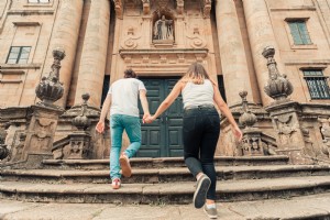 Couple se tient la main en marchant sur les marches de pierre Photo 