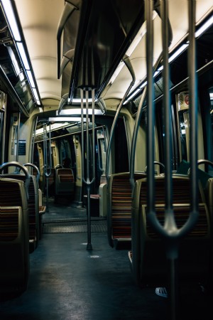 Foto do interior vazio de um veículo de transporte público 