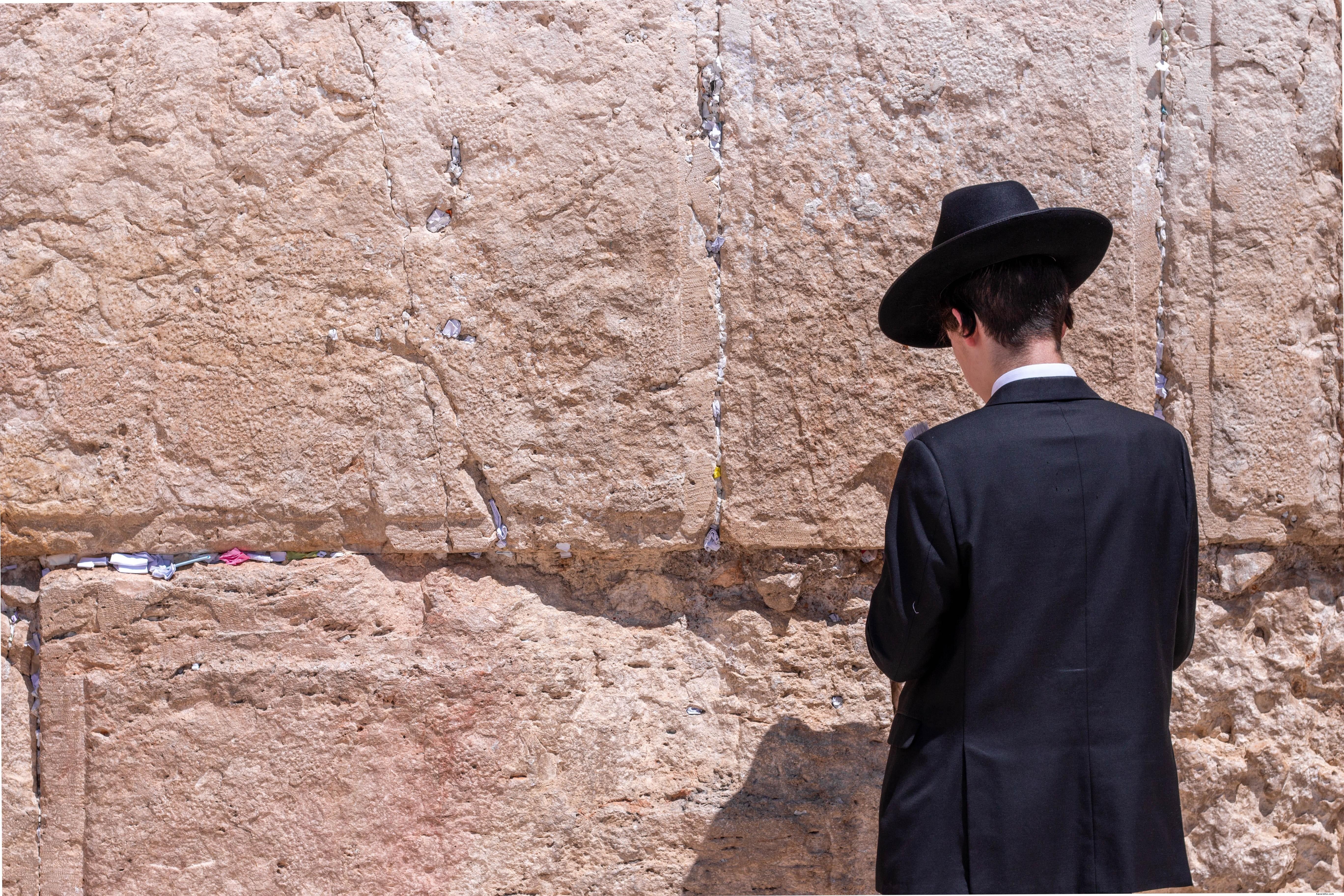 Homme en noir devant le mur des lamentations Photo 