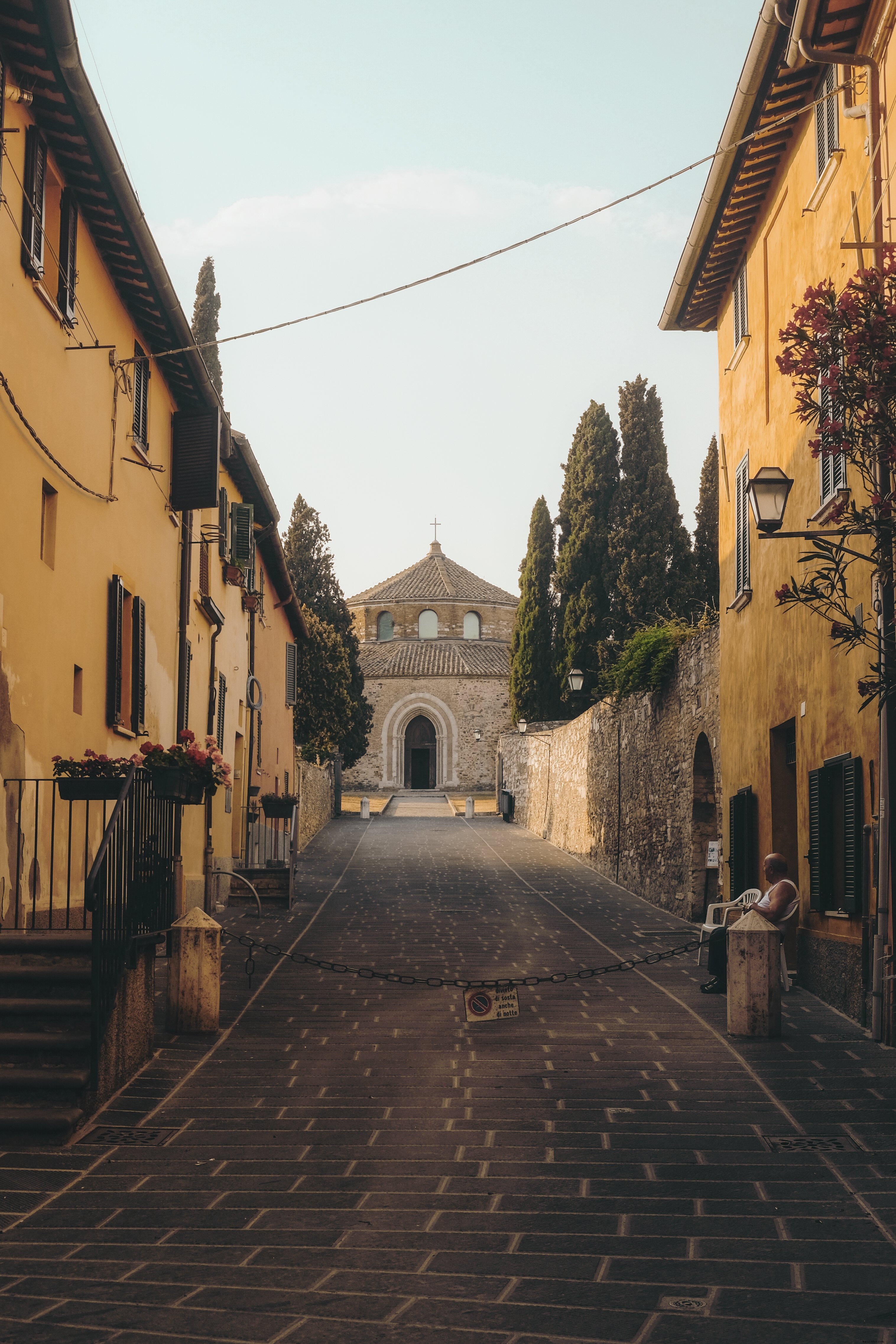 Allée fermée à une vieille photo d église en pierre 