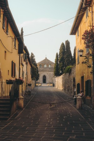 Vialetto chiuso per una vecchia chiesa in pietra Foto 