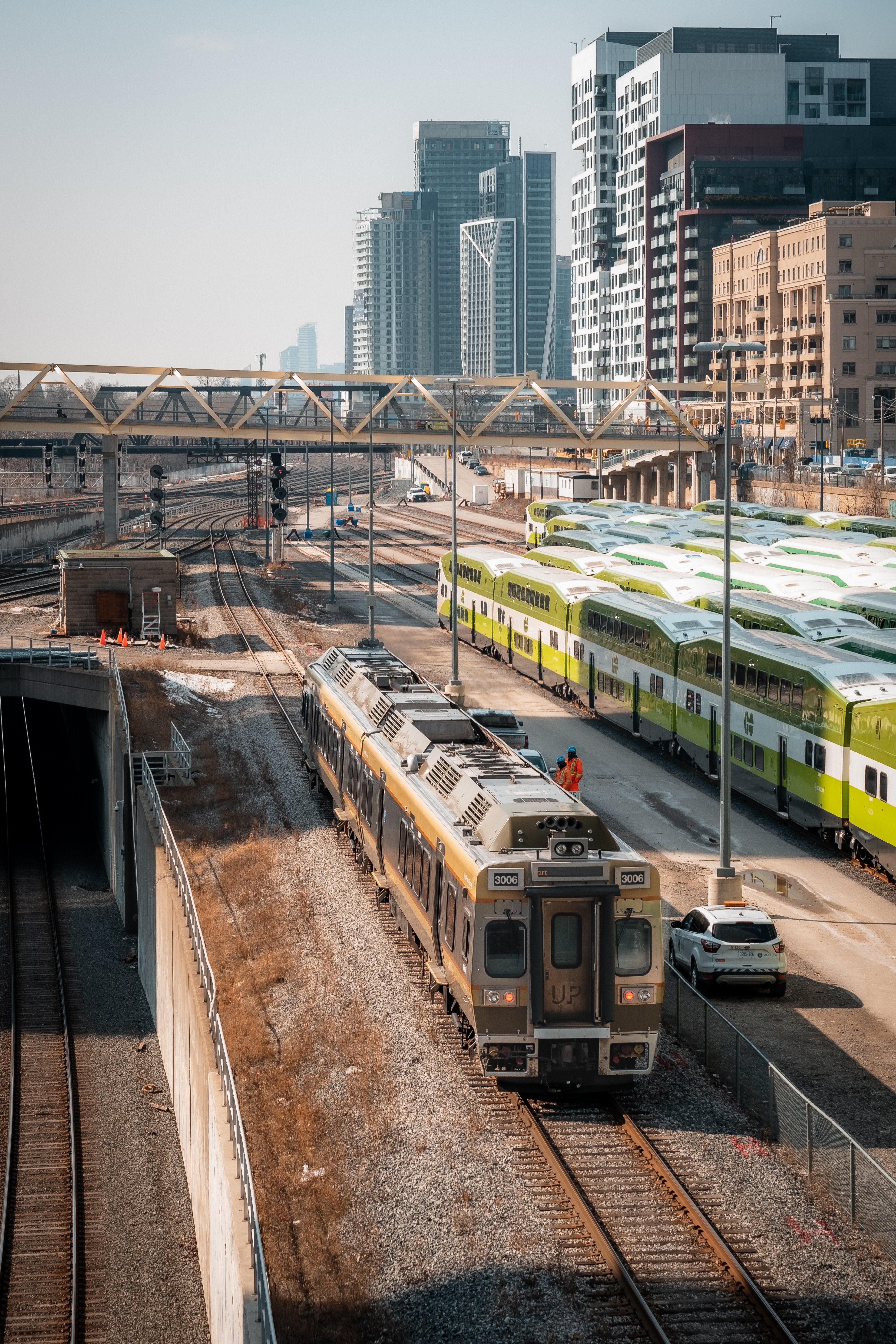 Guardando una stazione ferroviaria e un ponte foto 