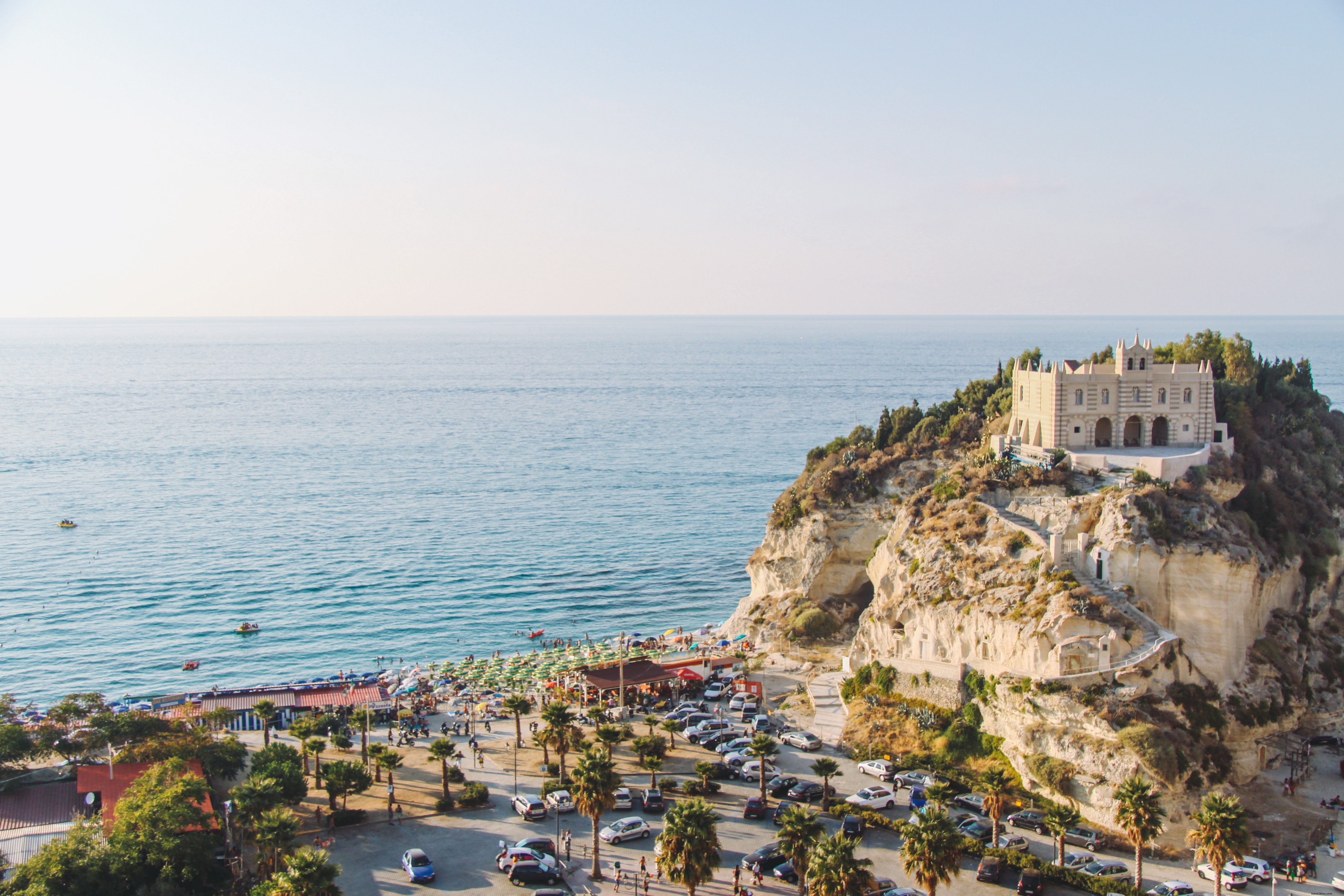 Una chiesa si trova in cima a una spiaggia colorata Foto 