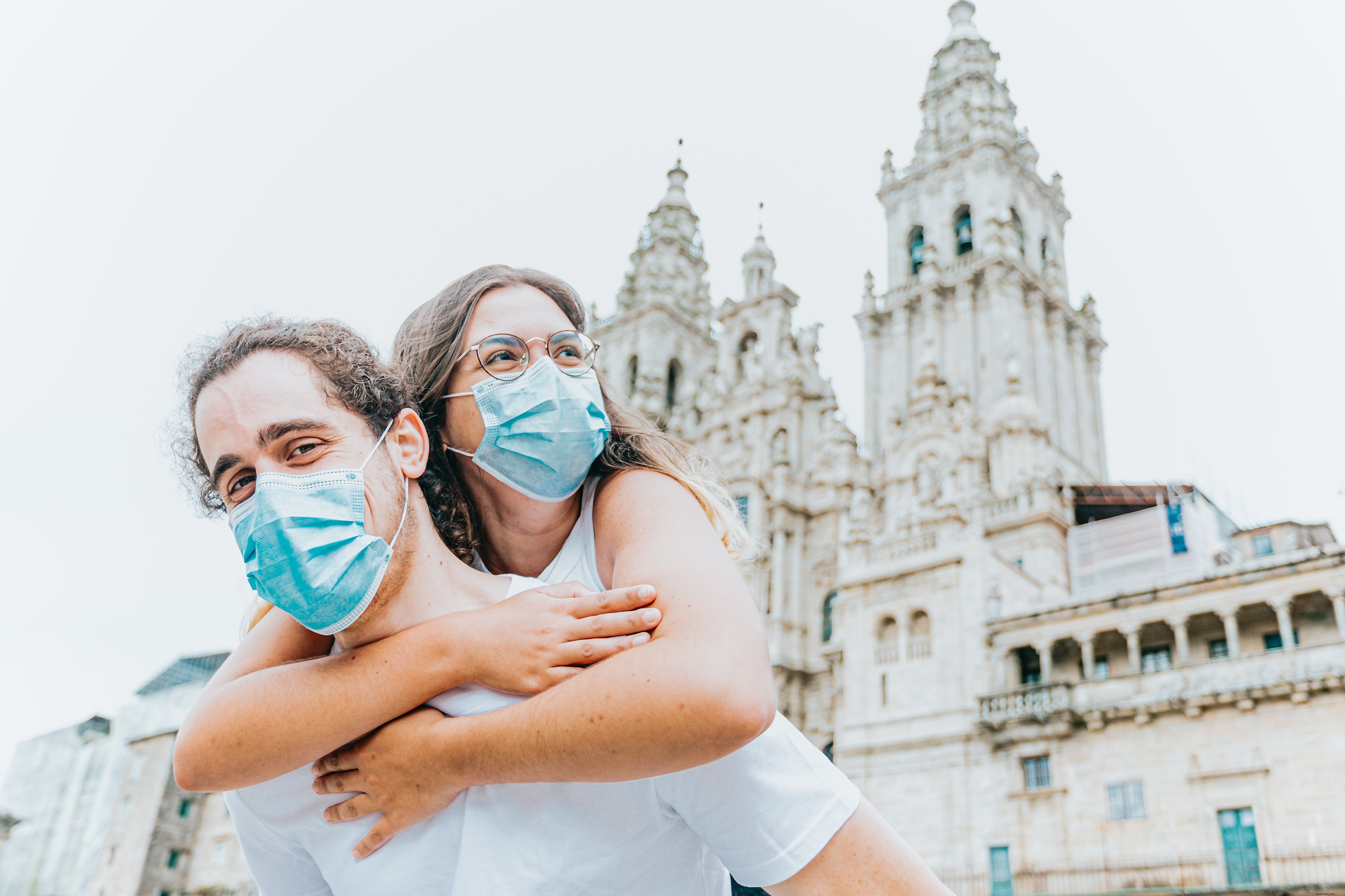 Mujer abraza al hombre por detrás mientras usa foto de máscara azul 