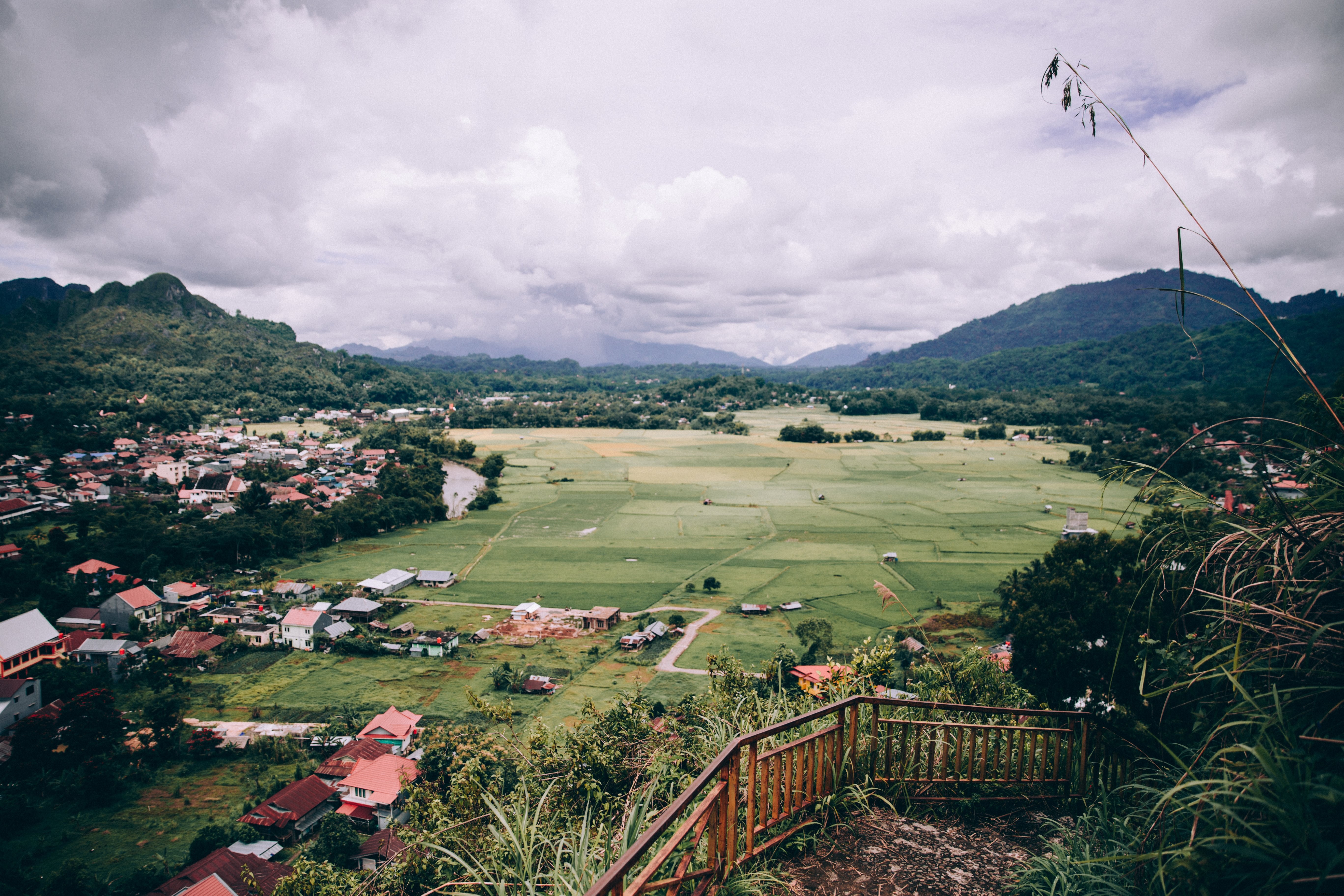 Escalera de guijarros con pasamanos de madera con vistas al valle Foto 