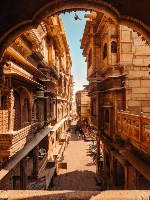 Hermosa calle de la ciudad con edificio de piedra y balcones tallados Foto 
