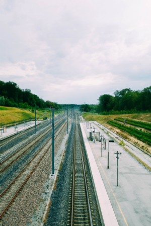 Trilhos de trem nus ao lado de uma foto de plataforma vazia 