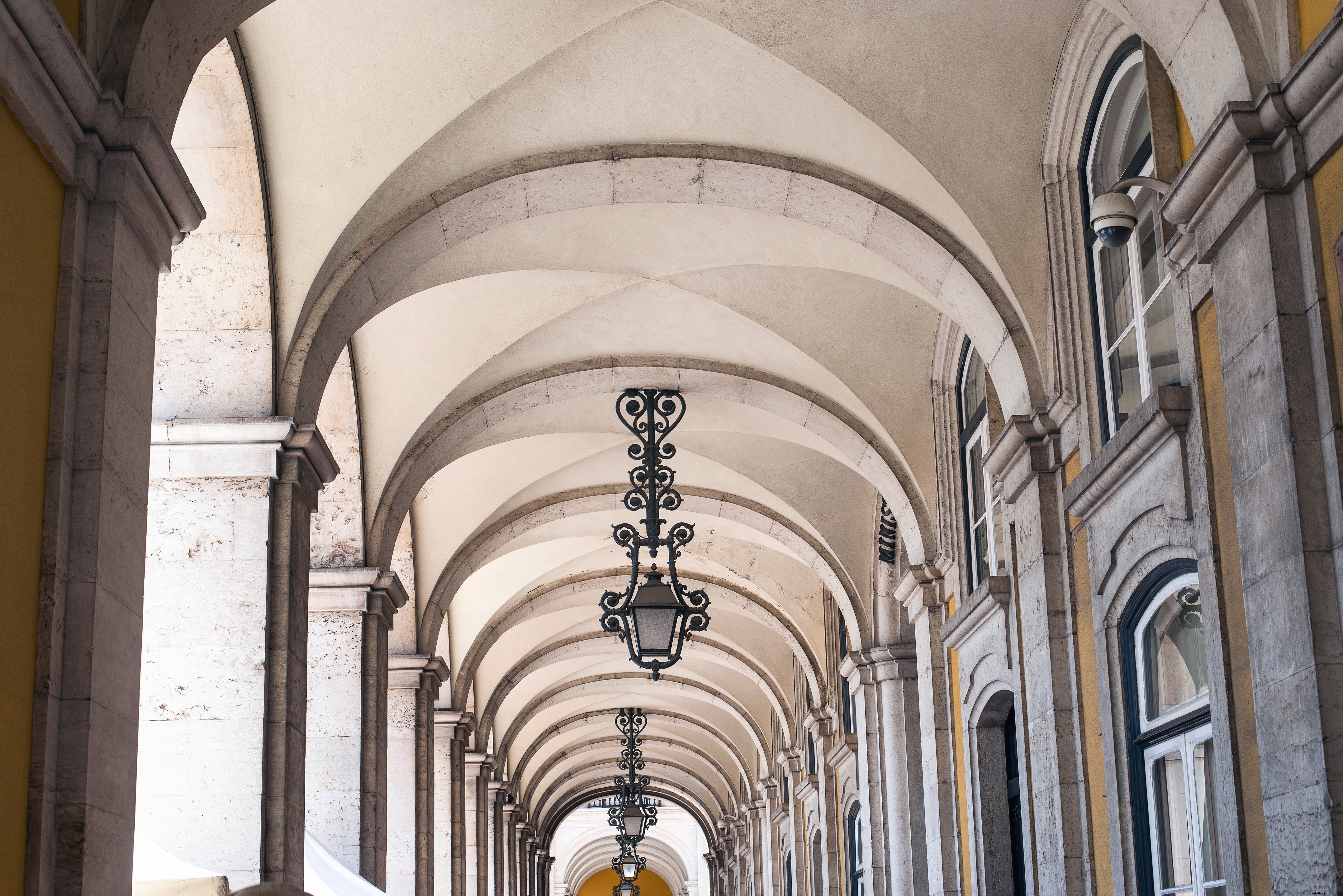 Una foto de arcos antiguos bellamente elaborada 