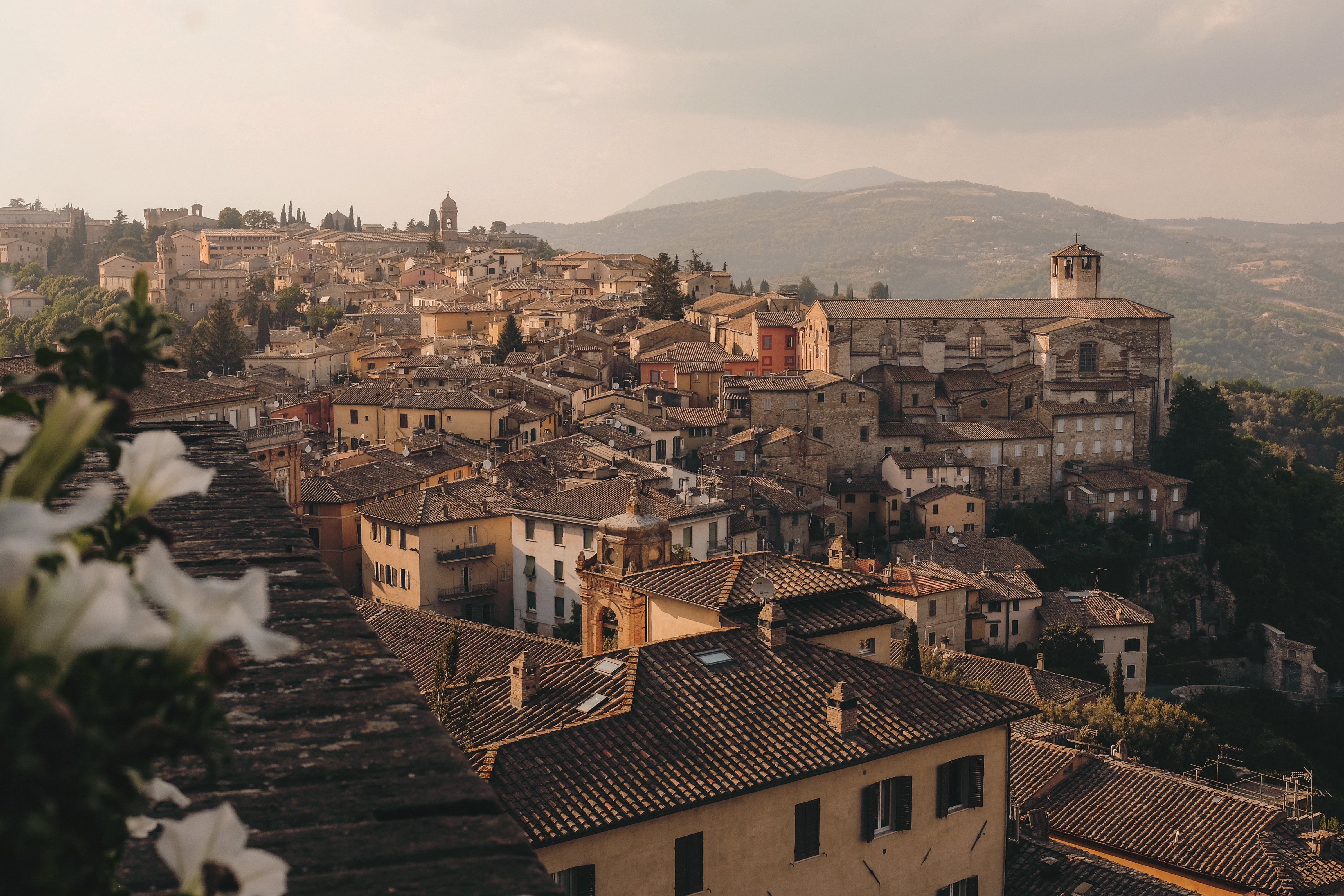 Vista della città di tetti di terracotta e dolci colline foto 