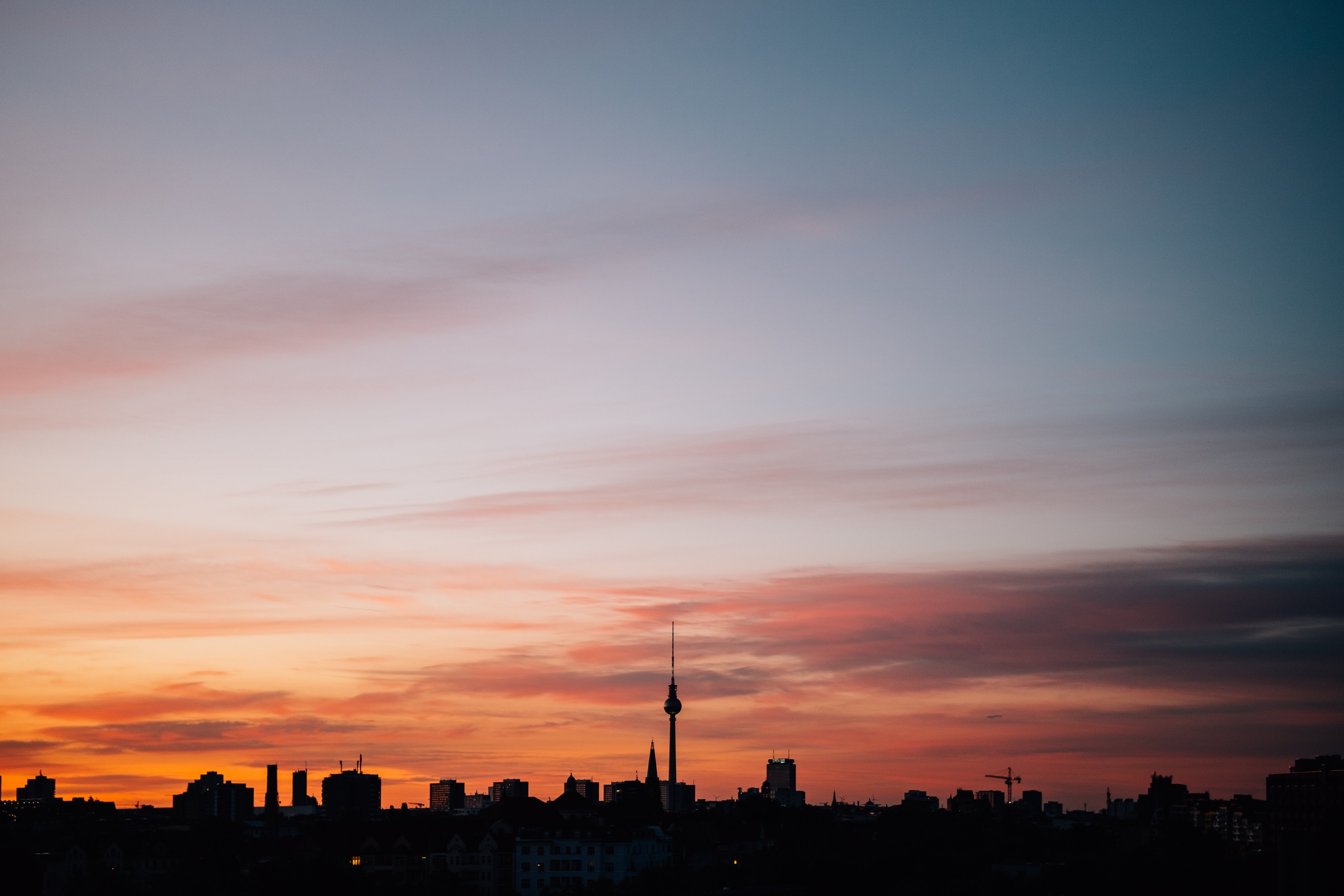 Foto recortada do horizonte da cidade de Berlim ao pôr do sol 