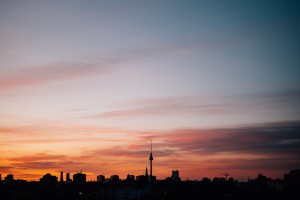 日没時のシルエットのベルリン市のスカイライン写真 