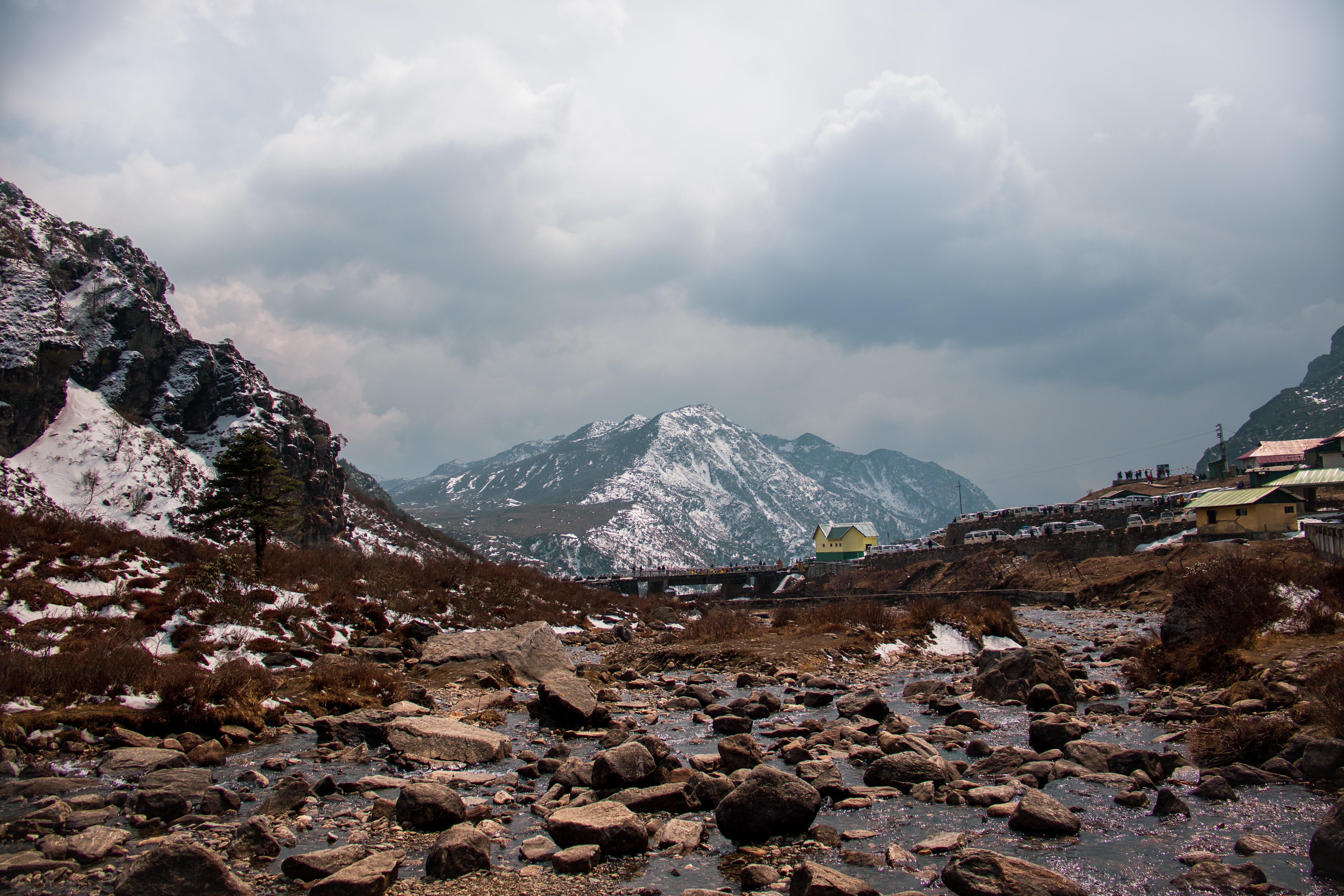 Terreno roccioso umido e grandi colline innevate foto 