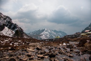 Terre rocheuse humide et grande photo de collines couvertes de neige 