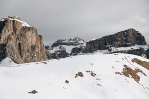 Foto de paisagem montanhosa rochosa cercada por neve 