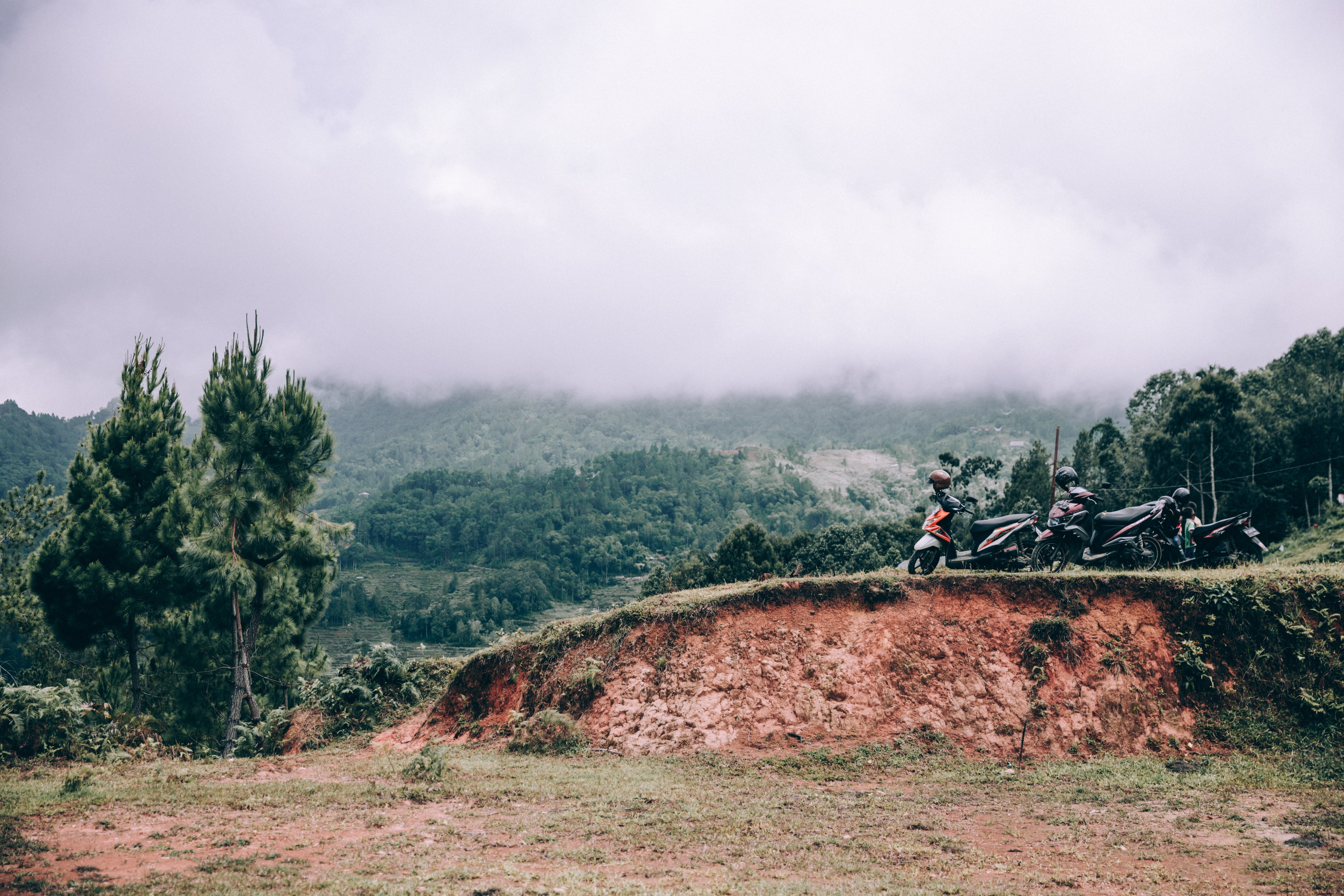 Foto de grupo de motos de turismo estacionadas ao longo da estrada na selva 