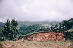 Groupe de motos de tourisme garées le long de la chaussée de la jungle Photo 