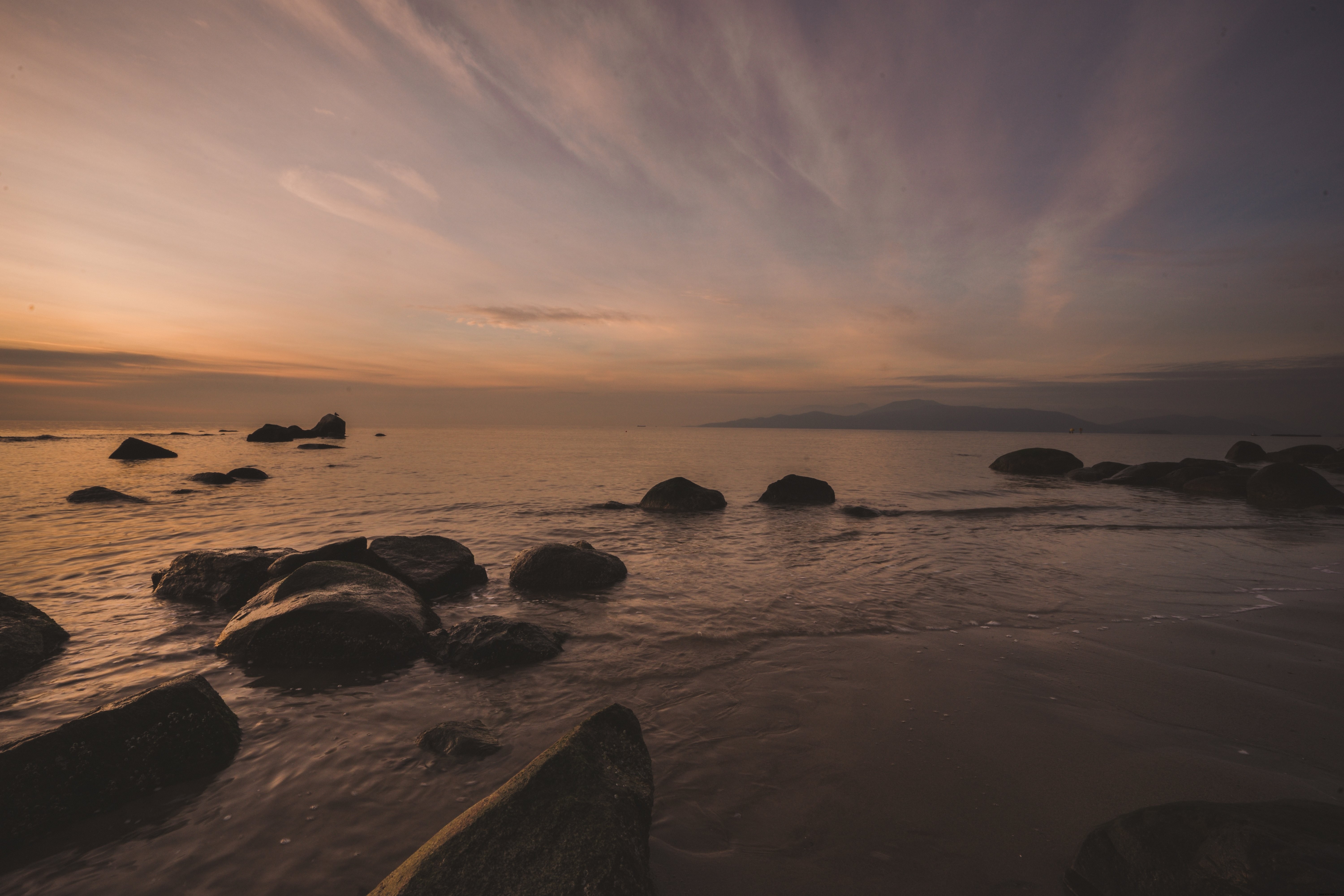 Un magnifique coucher de soleil éclairant une photo de plage 